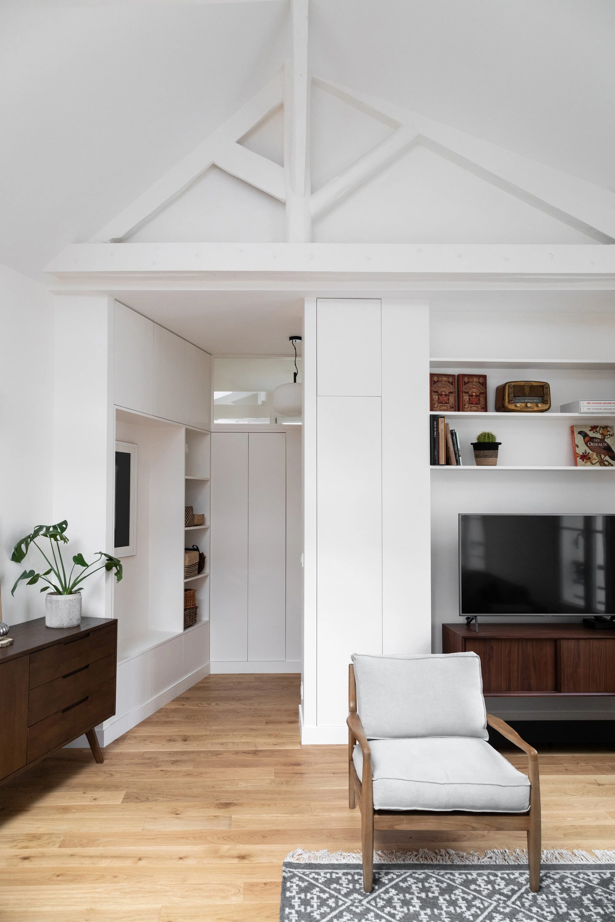 Salon avec rangements sur mesure dans un appartement à Montparnasse