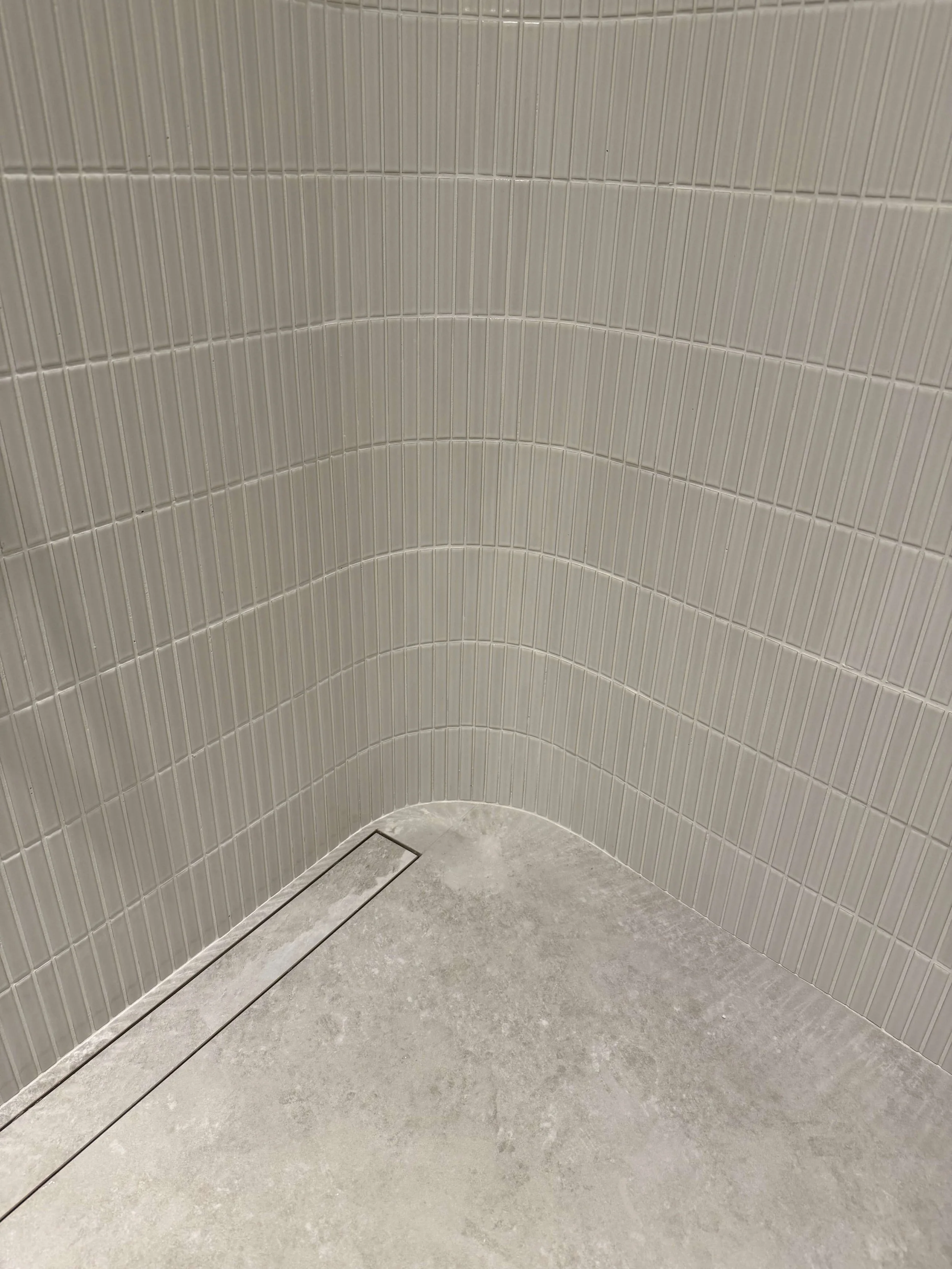 Detail du carrelage japonais le mur courbe d'une douche