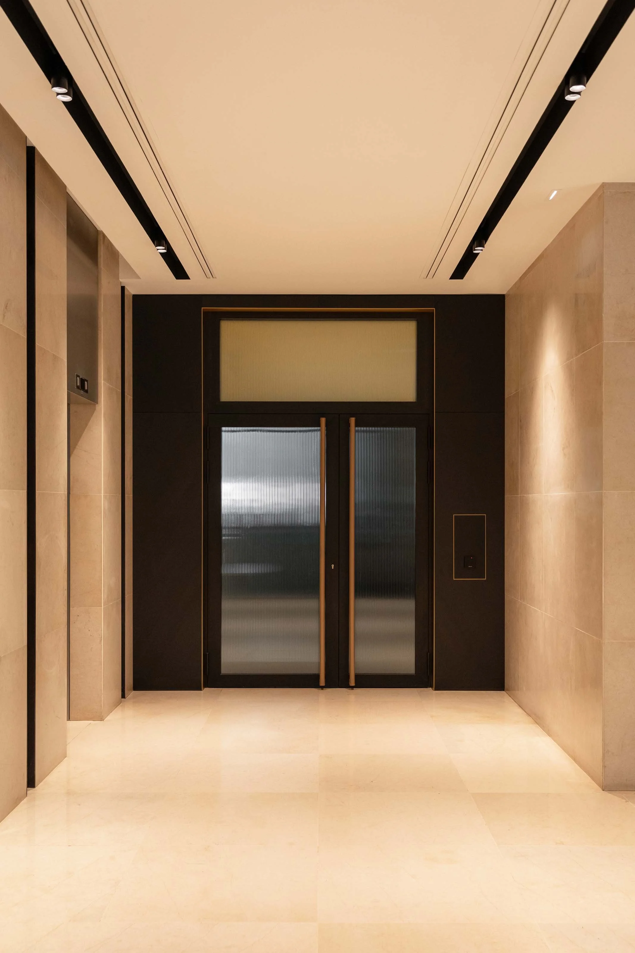 Hall d’ascenseur contemporain dans un immeuble de bureaux rénové à Paris 2