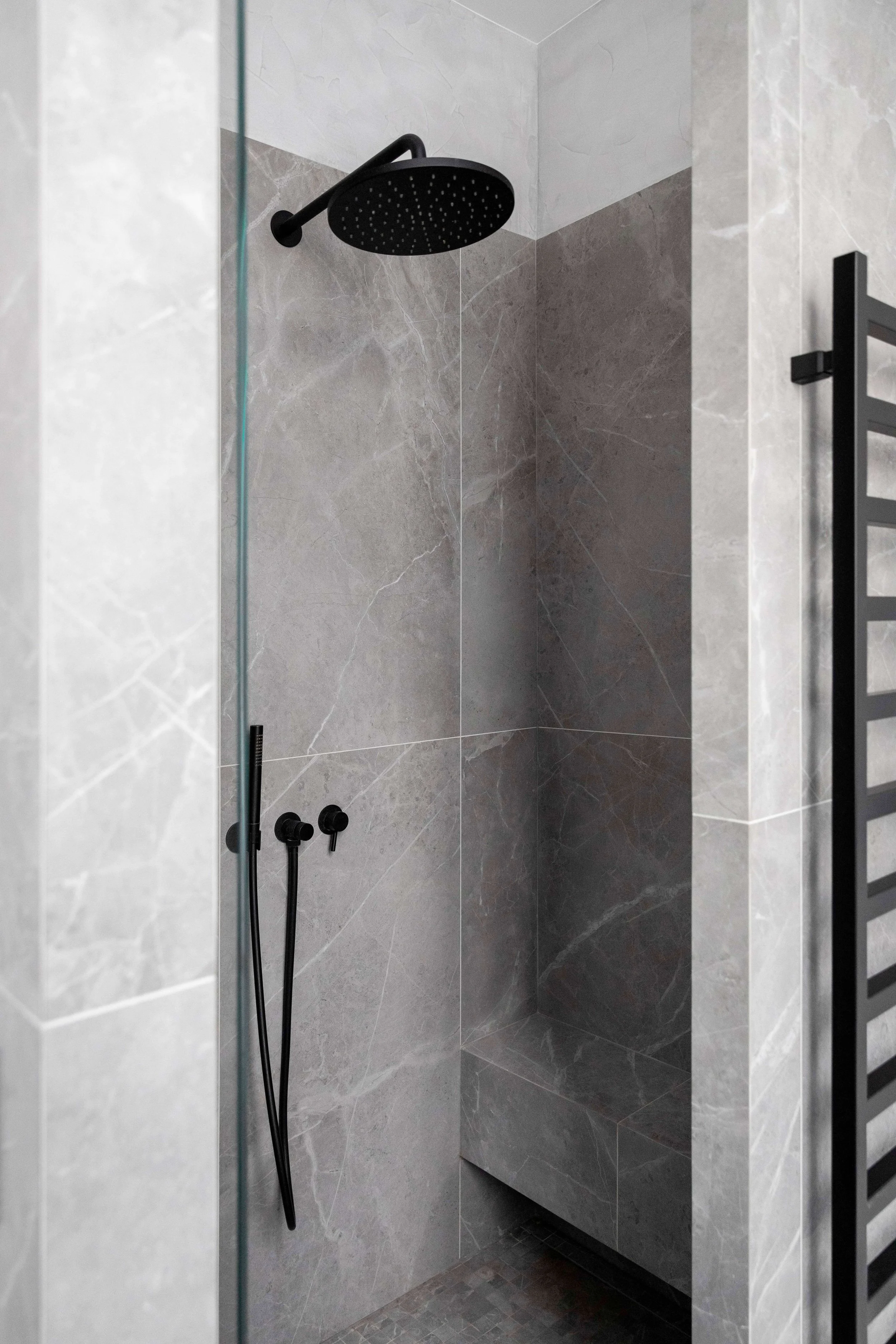 Douche en pierre dans une salle de bain contemporaine d’un appartement rénové à Paris 16