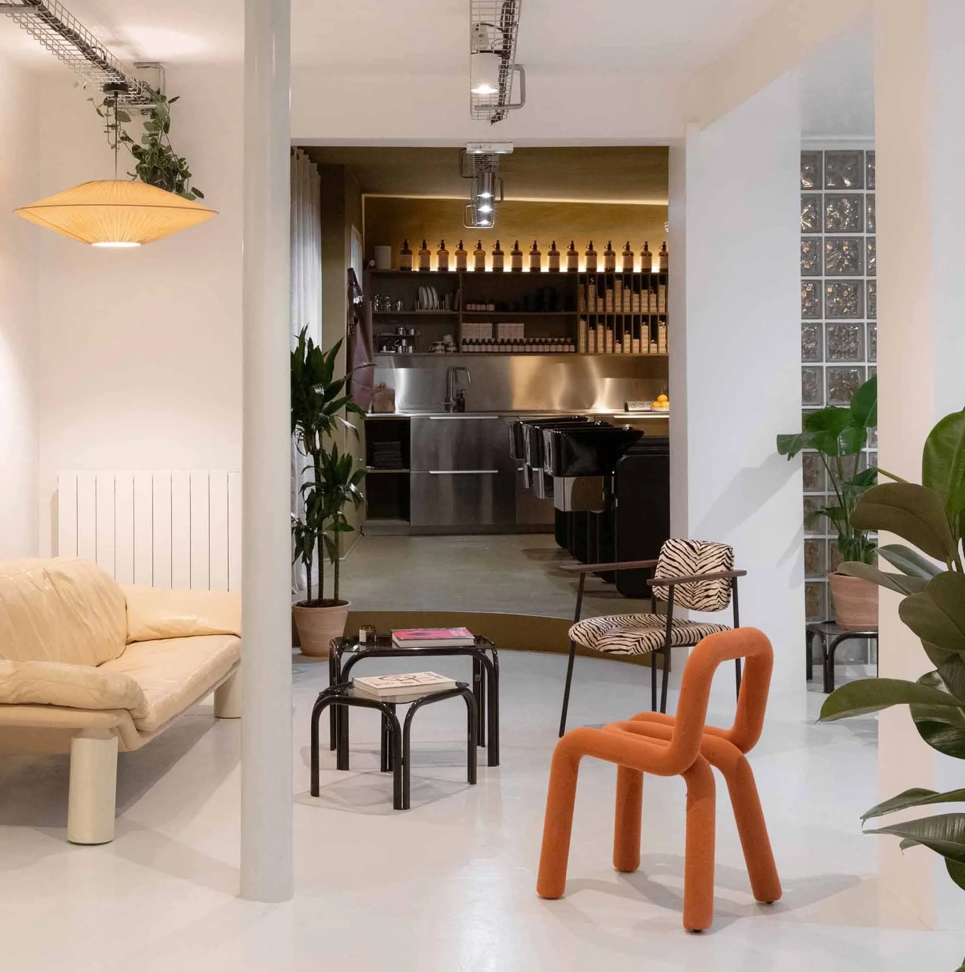 L'espace shampoing et la zone d'attente du salon de coiffure Maison Crinière à Paris