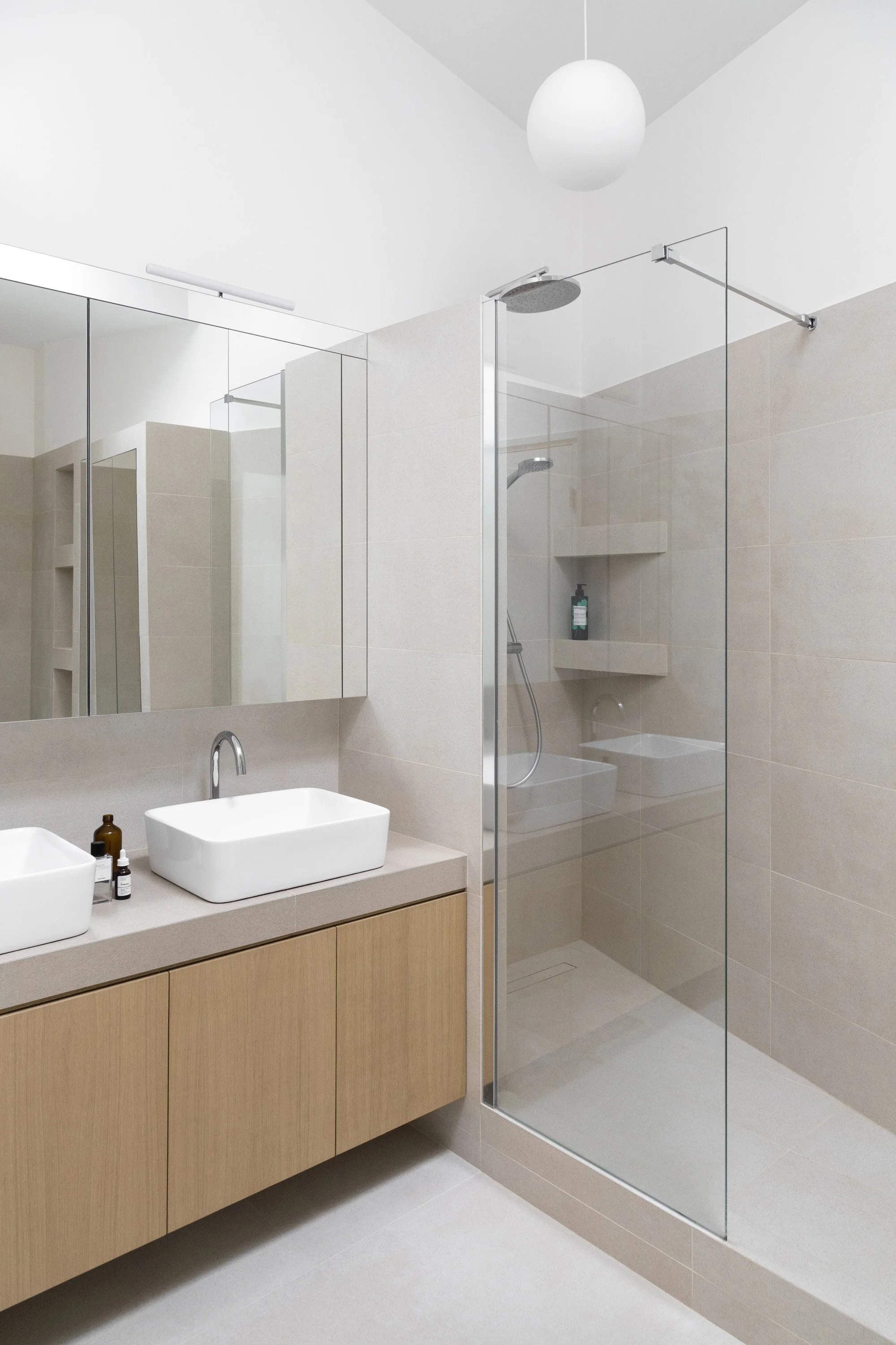 Salle de bains contemporaine d’un appartement rénové à Montparnasse