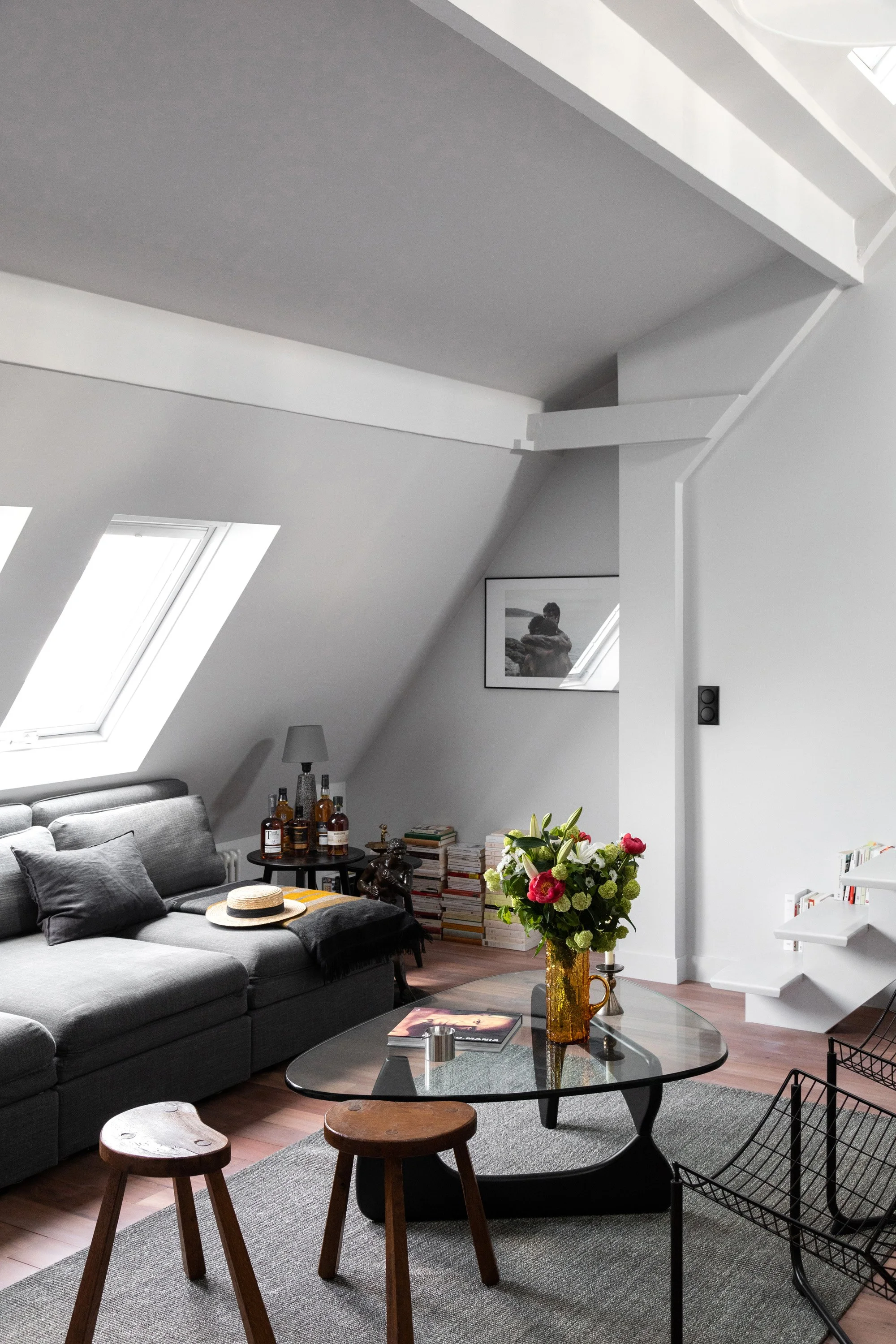 Séjour d’un appartement rénové sous les toits dans le quartier Saint-Georges à Paris 9