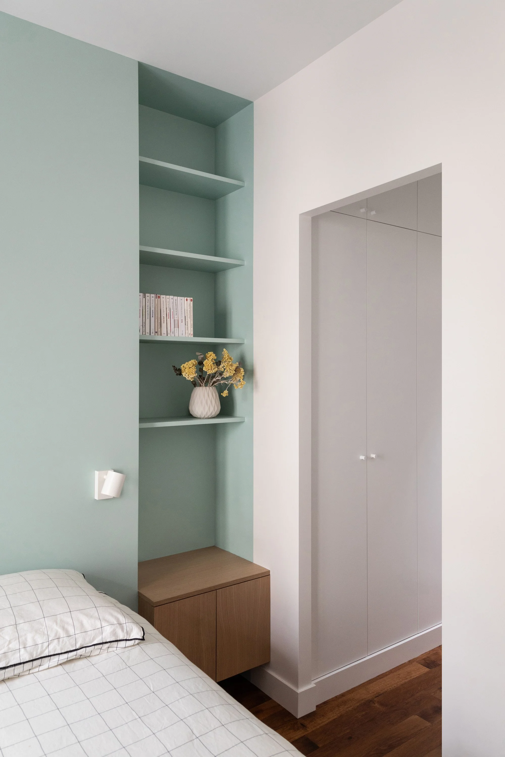 Chambre avec rangements sur mesure et bibliothèque intégrée à Montparnasse