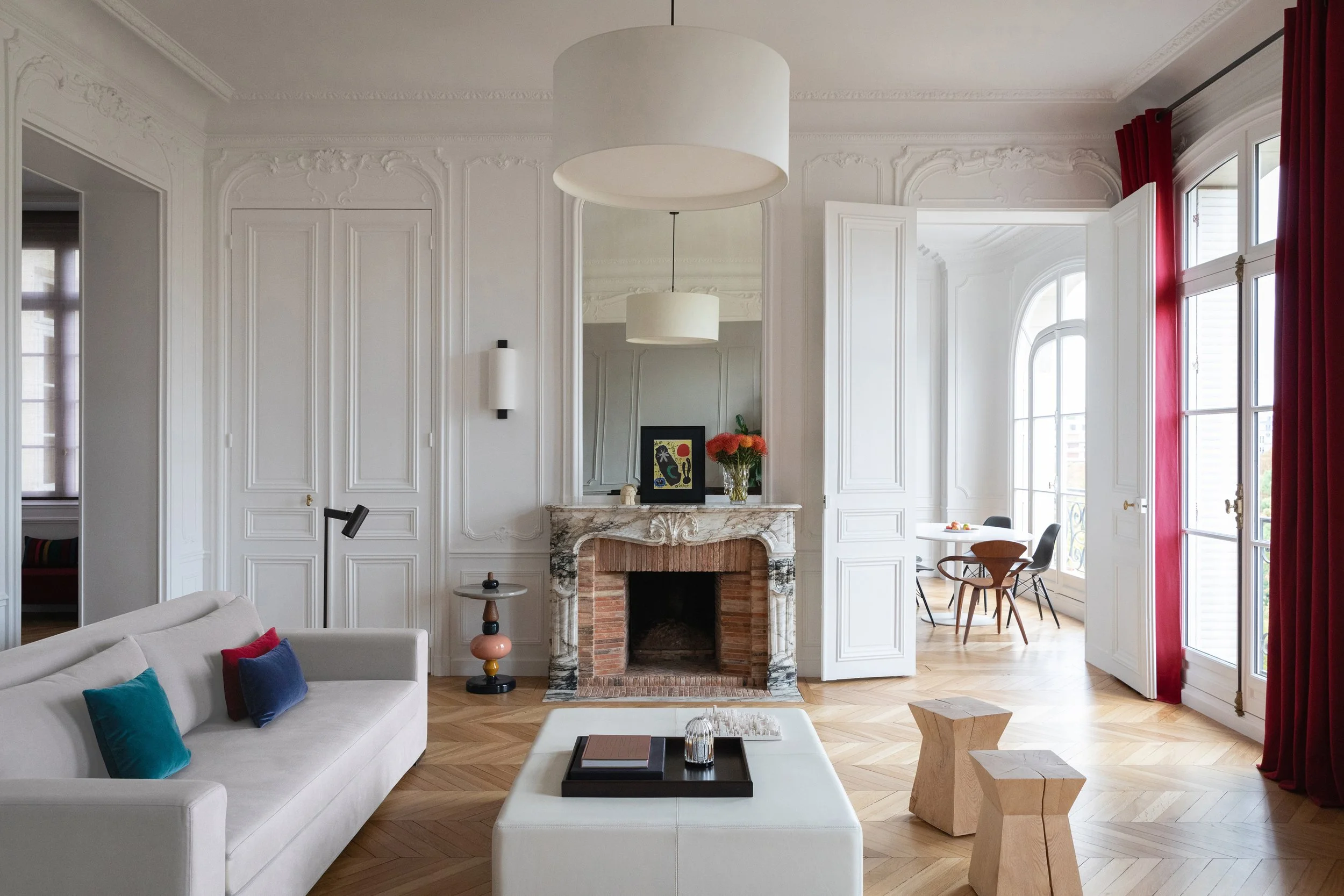 Salon d’un appartement haussmannien à Paris 16, moulures, cheminée et parquet en point de Hongrie