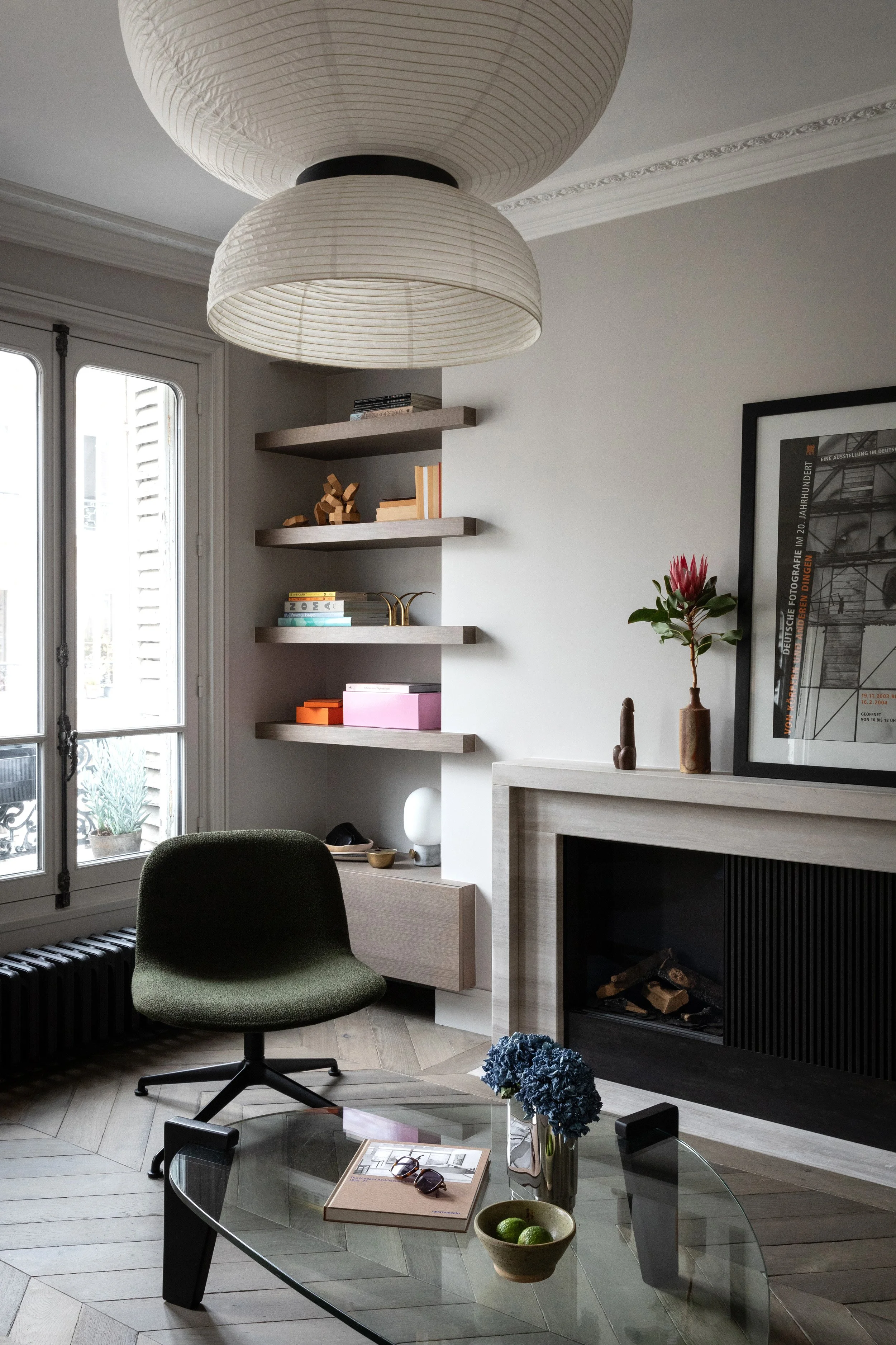 Cheminée au gaz en pierre et acier brut dessinée sur mesure dans un appartement du Marais à Paris 3