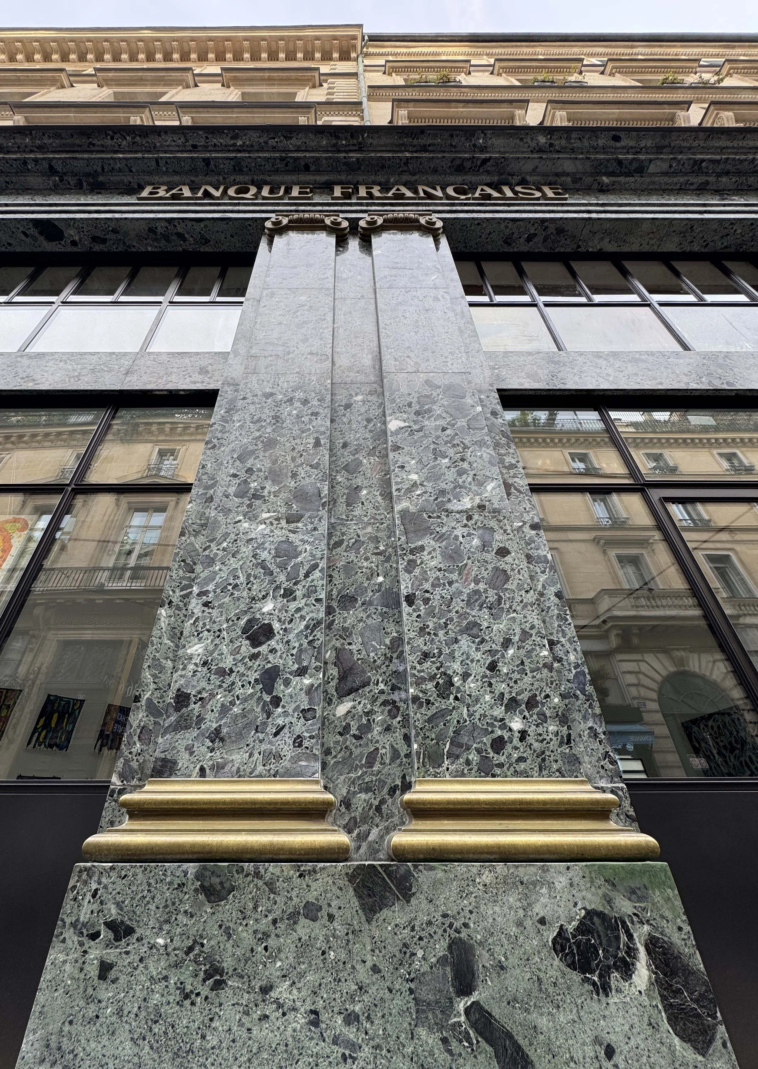 Rénovation de la pierre de façade et remplacement à neuf des baies en acier patrimoniale d'une façade rue Vivienne à Paris 2e.
