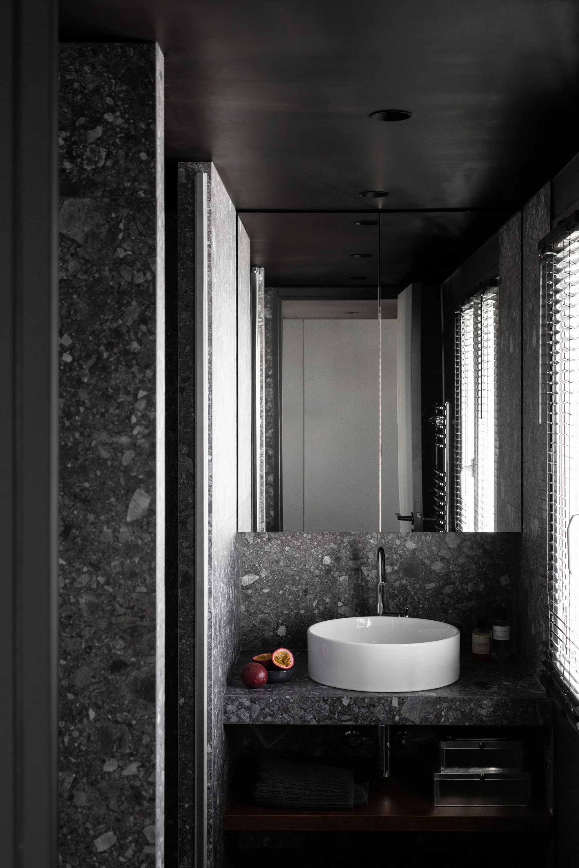 Vasque ronde sur plan en pierre dans une salle de bain à Saint-Georges