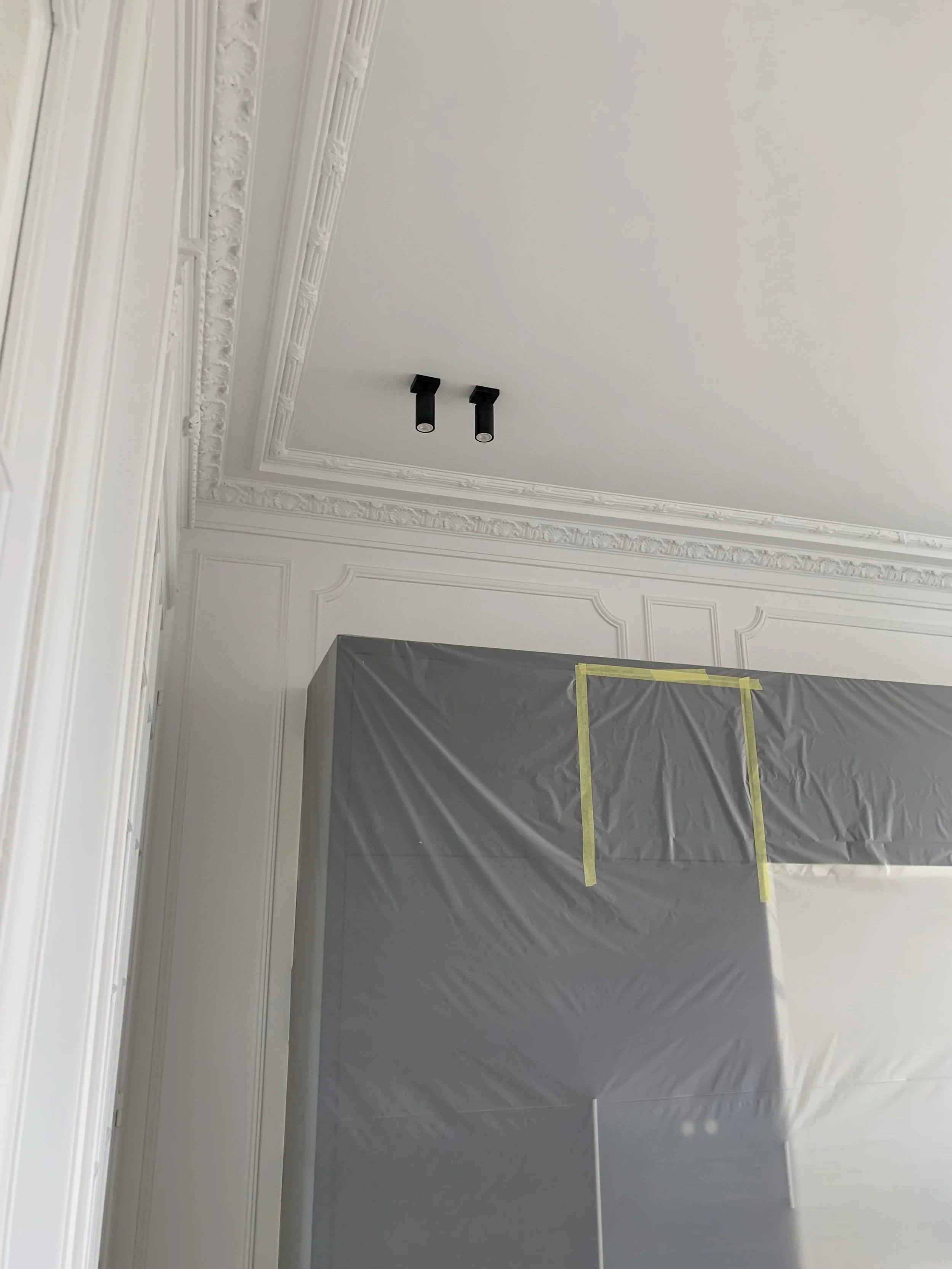Finalisation des peintures dans un appartement haussmannien à Paris