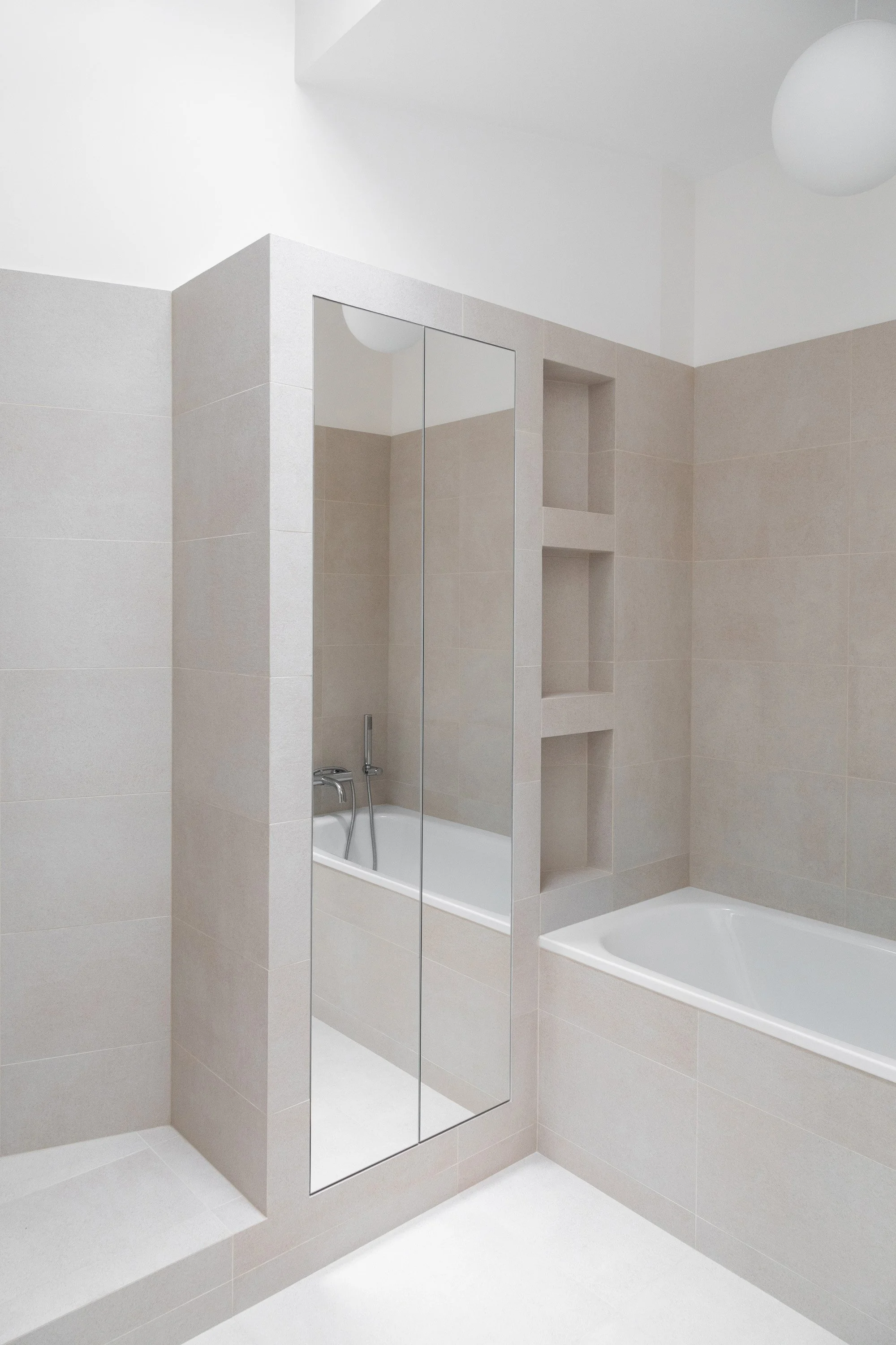 Salle de bains avec baignoire et douche d’un appartement parisien