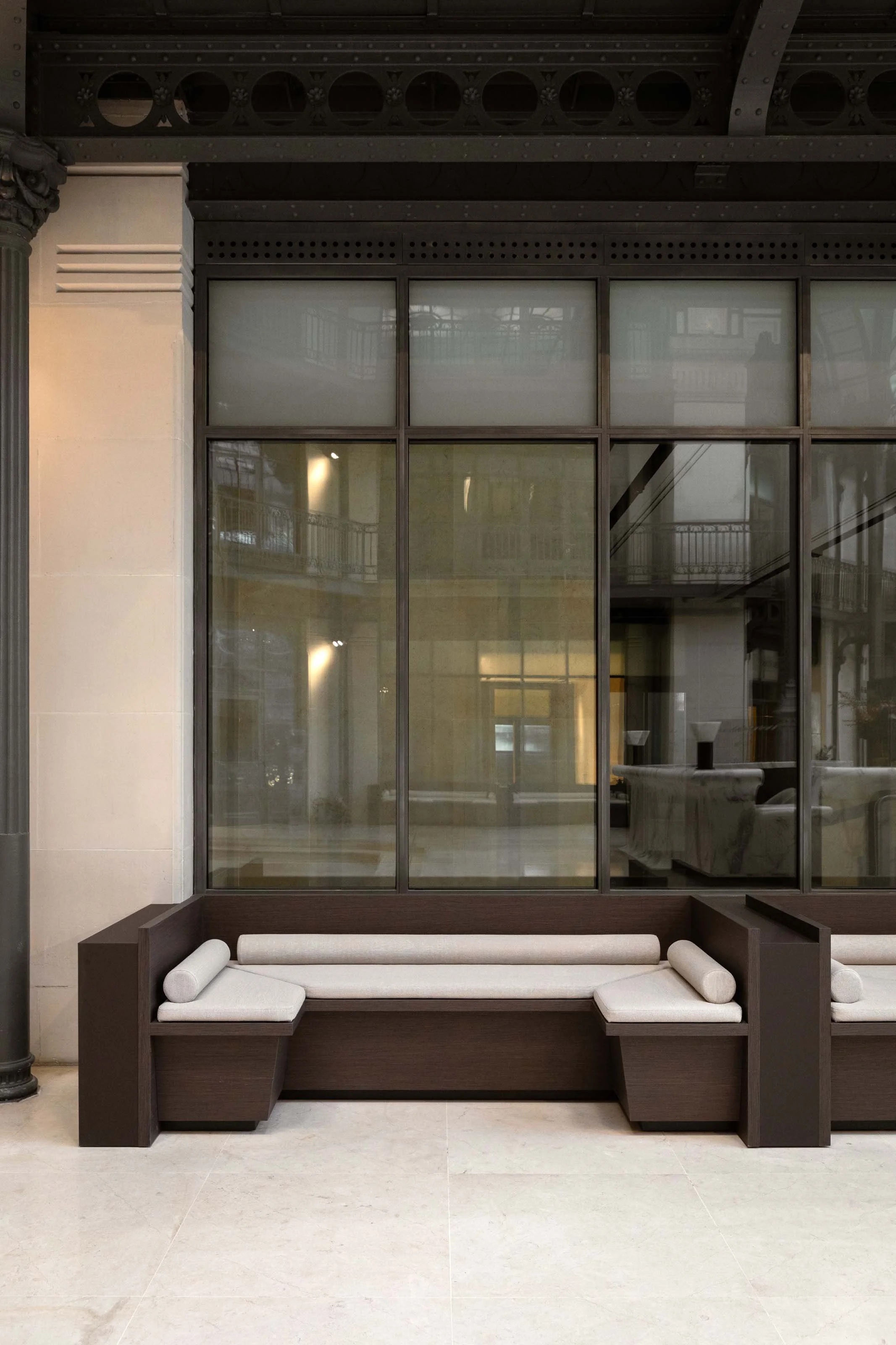 Banquette d’attente sur mesure en bois et tissu dans le hall d’un immeuble de bureaux à Paris 2