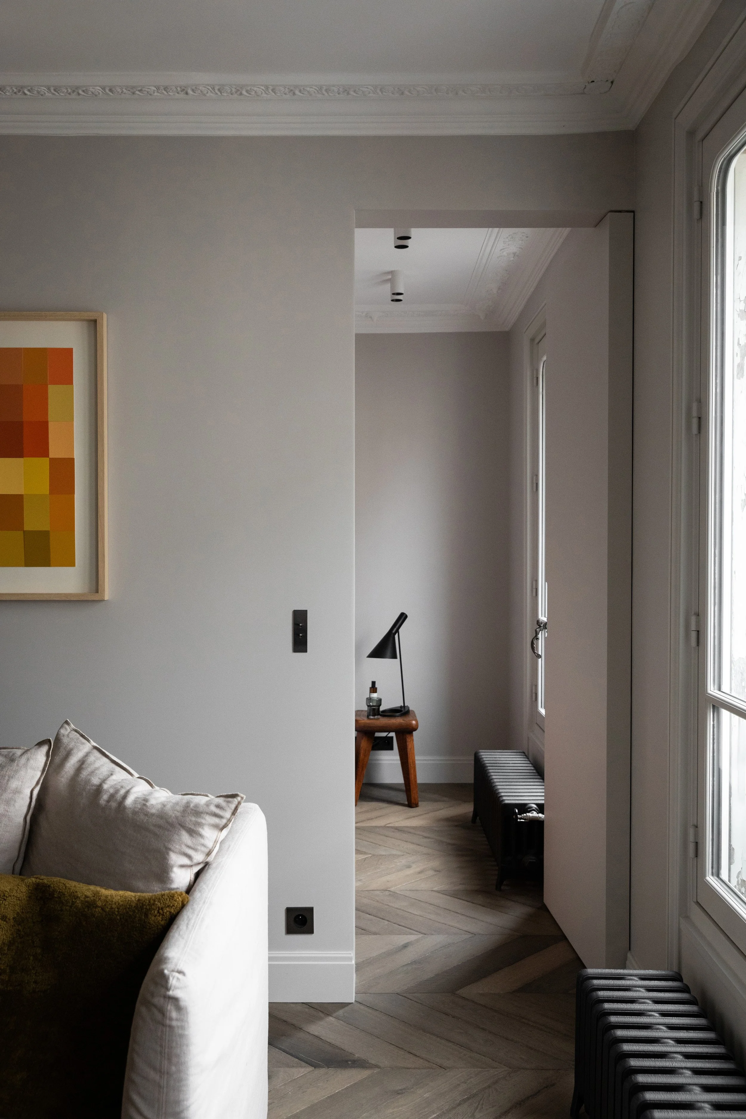 Circulation entre les pièces d’un appartement rénové avec parquet en point de Hongrie Arbony à Paris 3