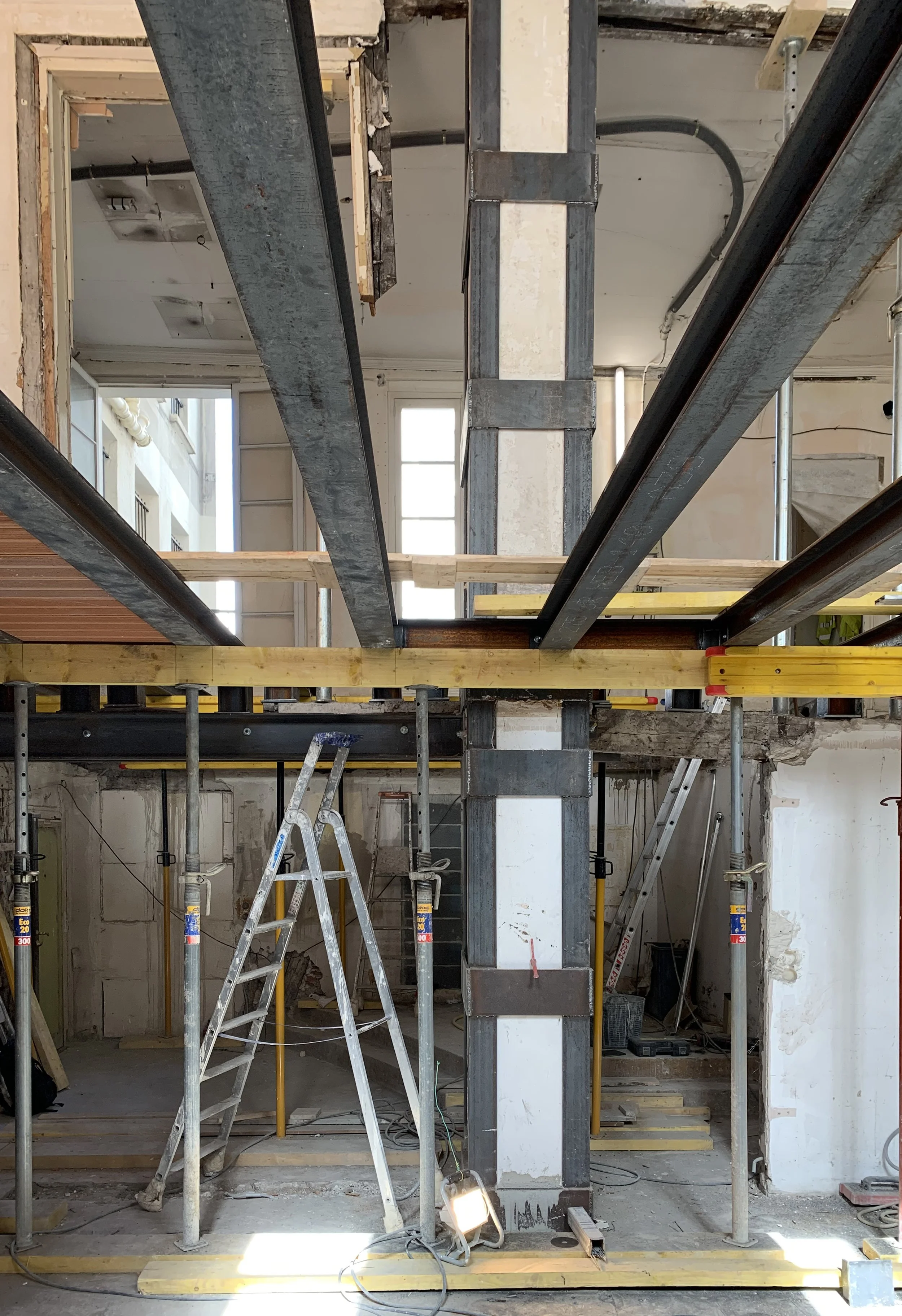 Création d'un plancher en acier et ouverture de porteurs dans des locaux commerciaux à Paris 2e