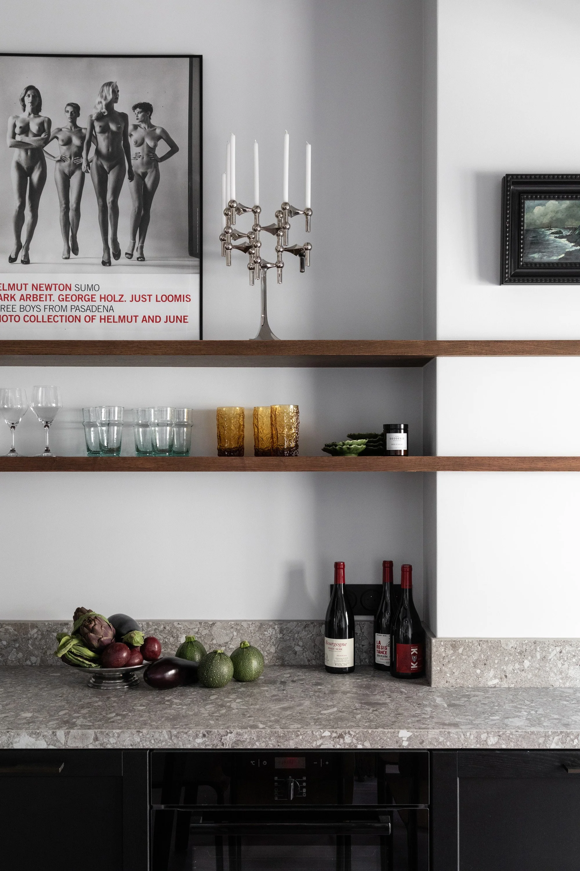 Détail d’une cuisine en pierre avec étagères en bois dans un appartement rénové à Paris 9