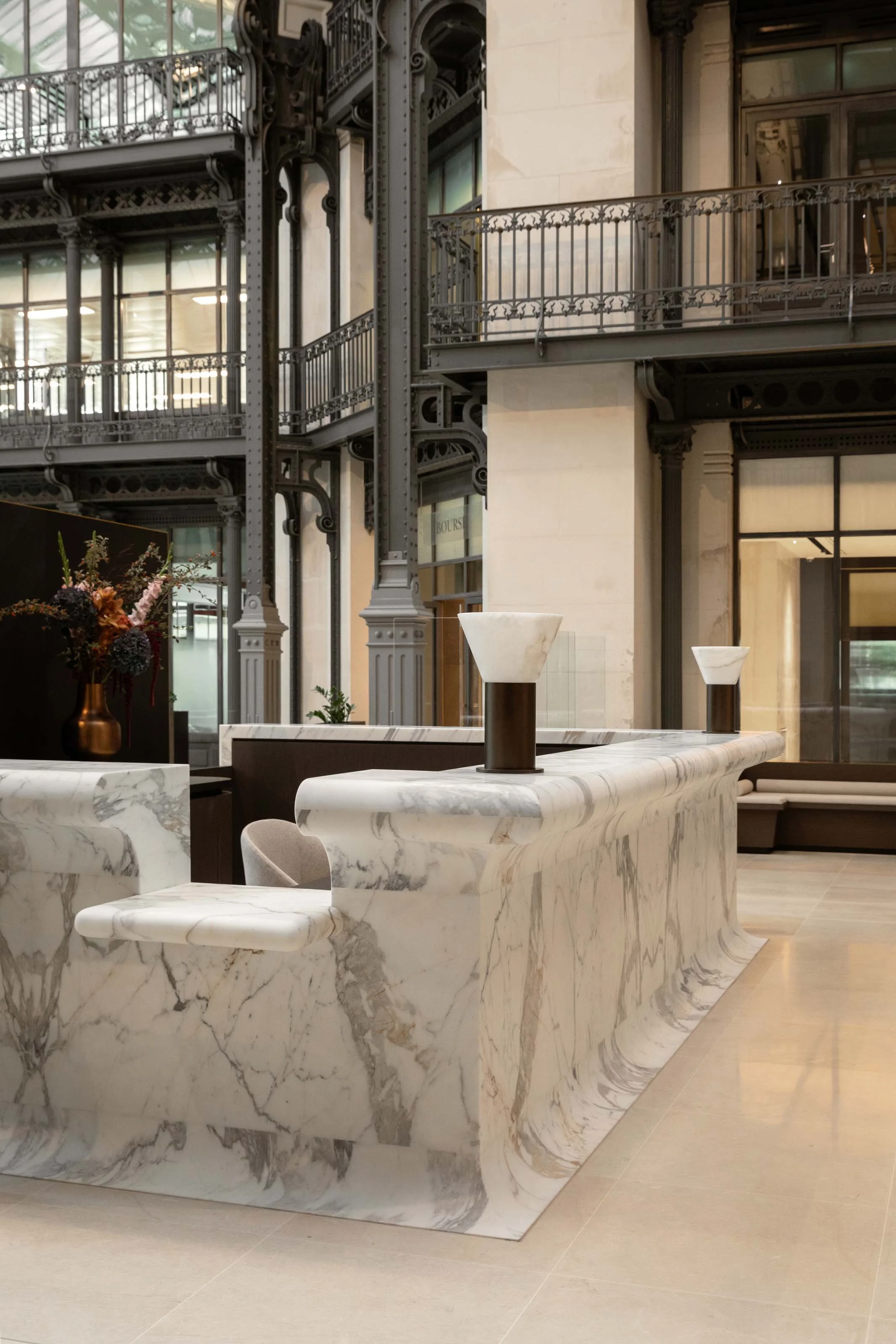 Comptoir d’accueil en marbre Calacatta Oro aux formes arrondies, conçu sur mesure à Paris 2
