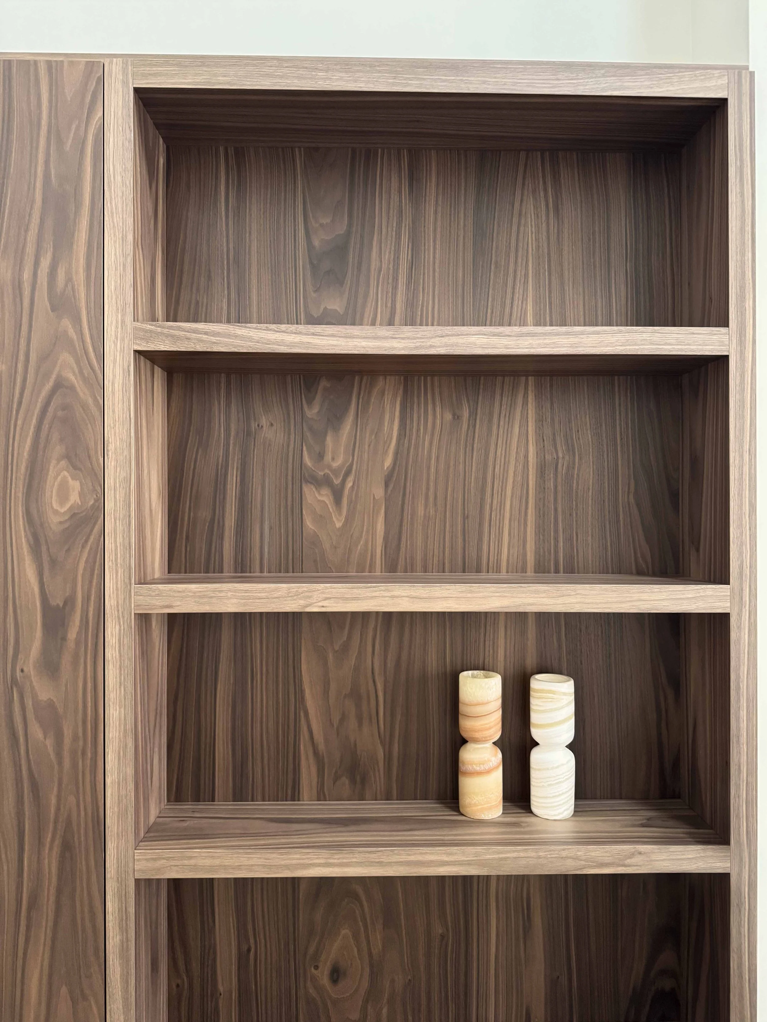 Bibliothèque réalisée en noyer et sur mesure dans un appartement situé sous les combles dans le Marais à Paris