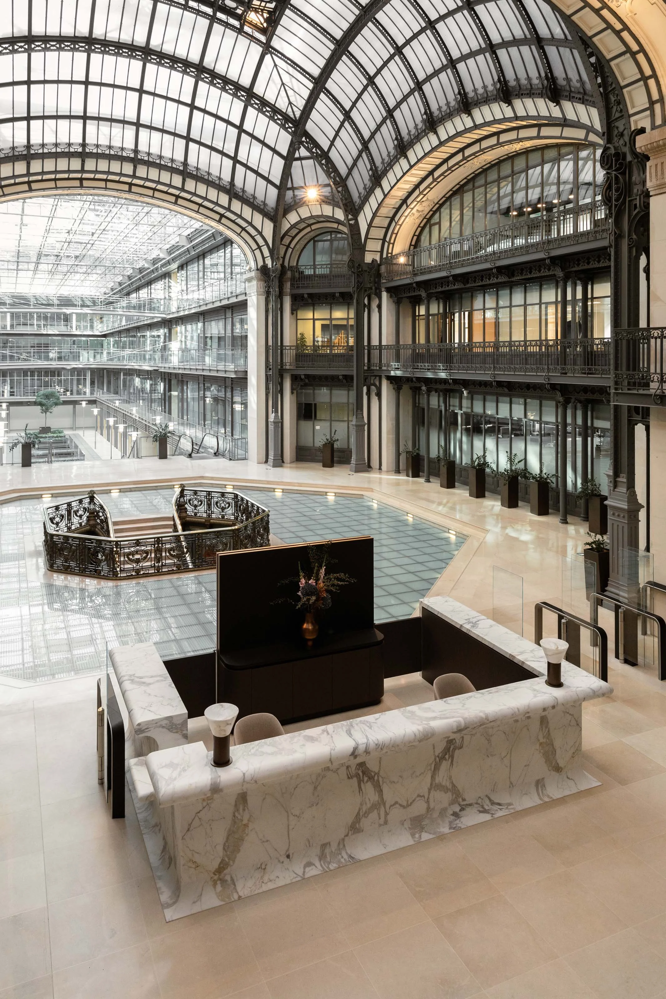 Banque d’accueil en marbre et bois noir dans le hall d’un immeuble de bureaux du Quatre-Septembre