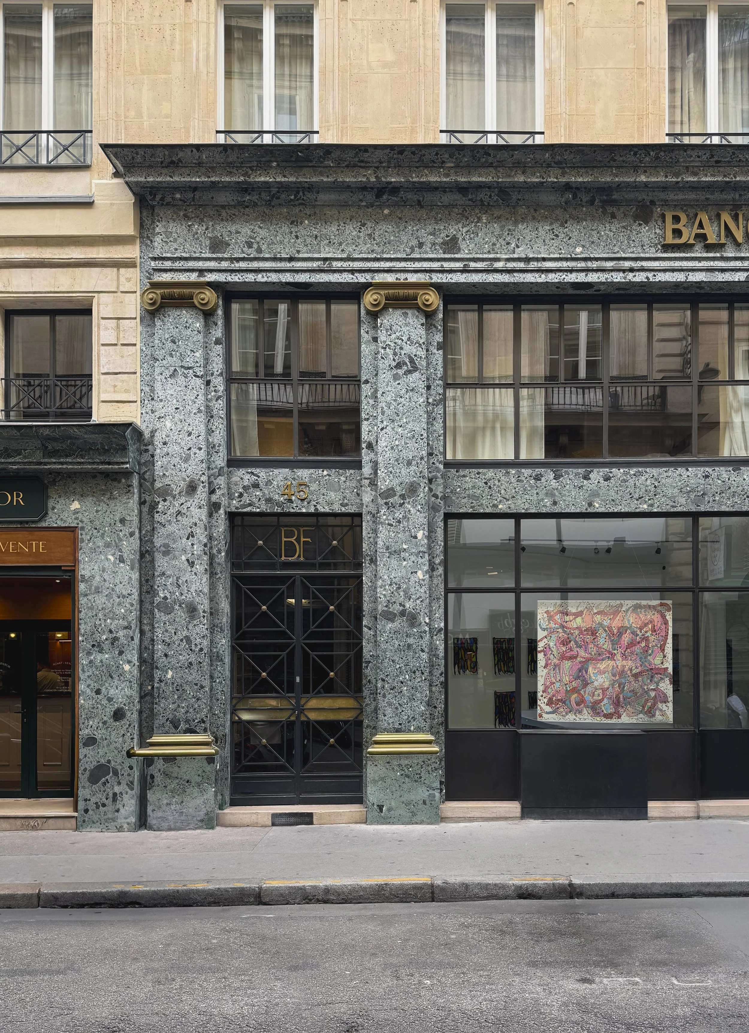 La façade rénovée d'un immeuble de la rue Vivienne à Paris