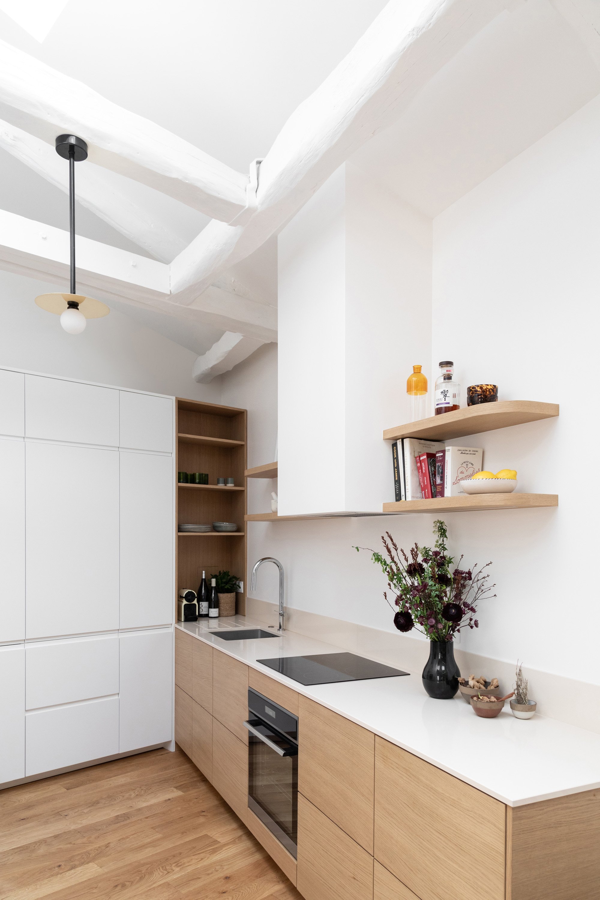 Cuisine sur mesure en bois sous les combles d’un appartement parisien