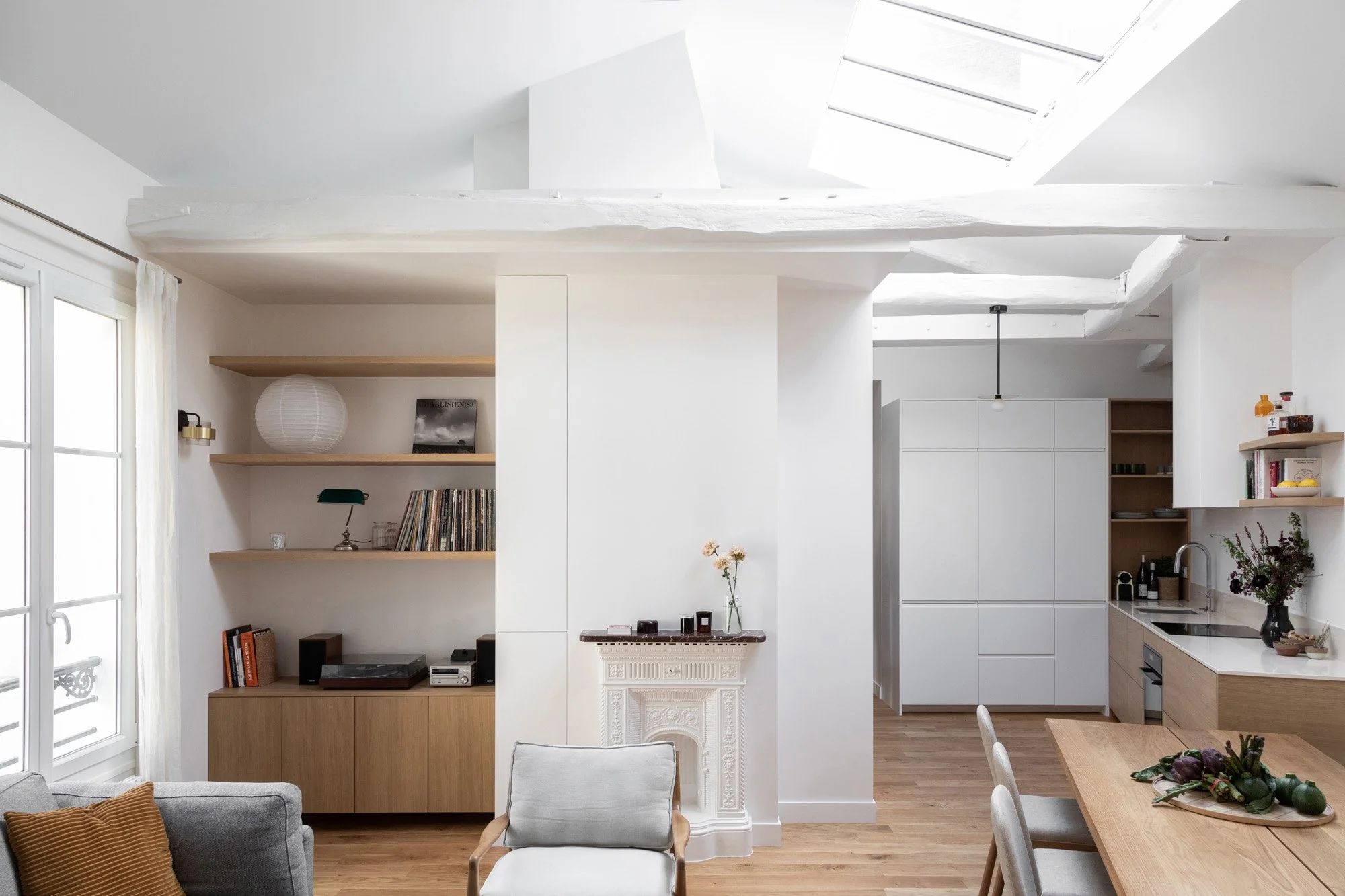Séjour et cuisine sous les combles d’un appartement rénové à Paris 14