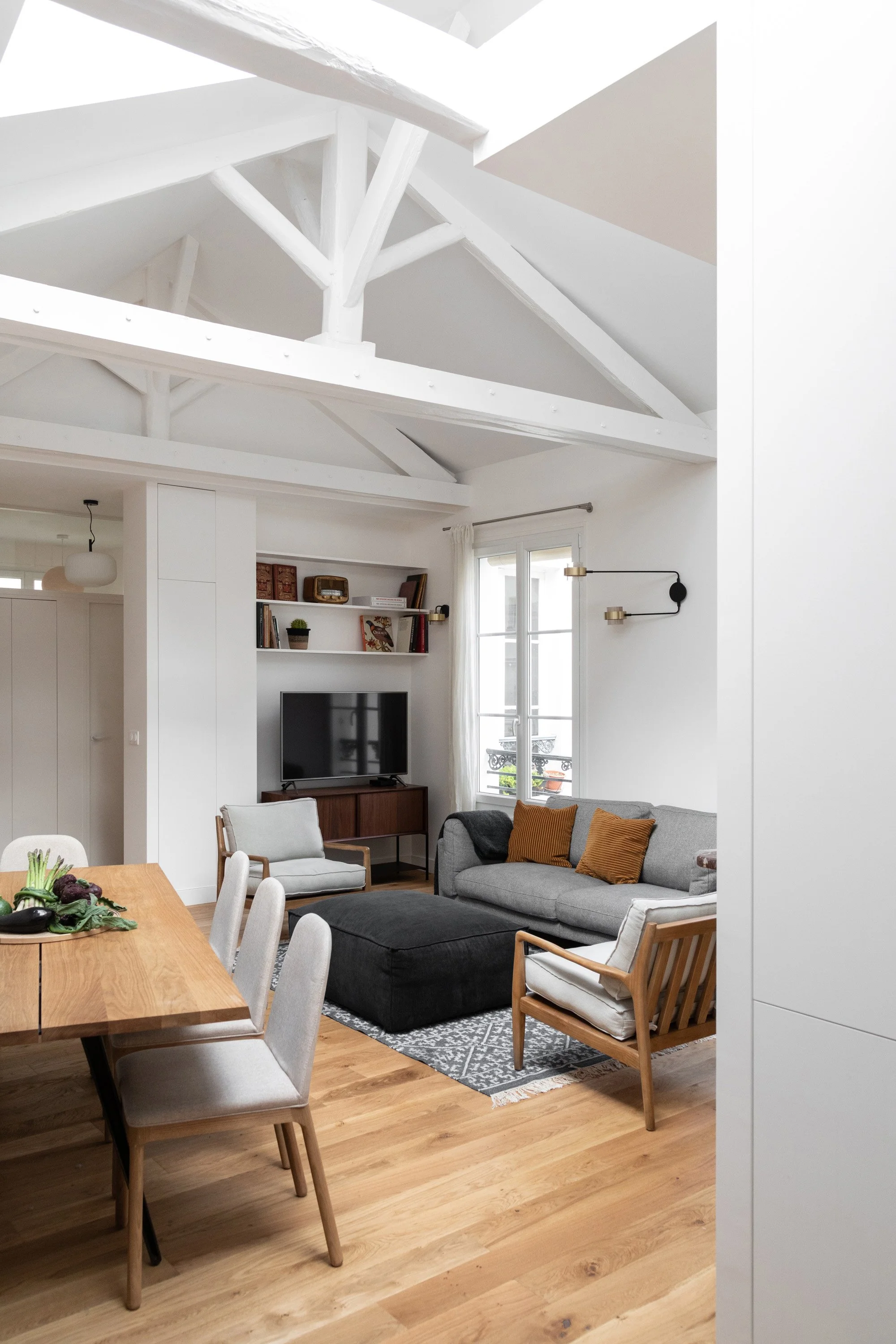 Salon sous les combles avec poutres apparentes à Montparnasse