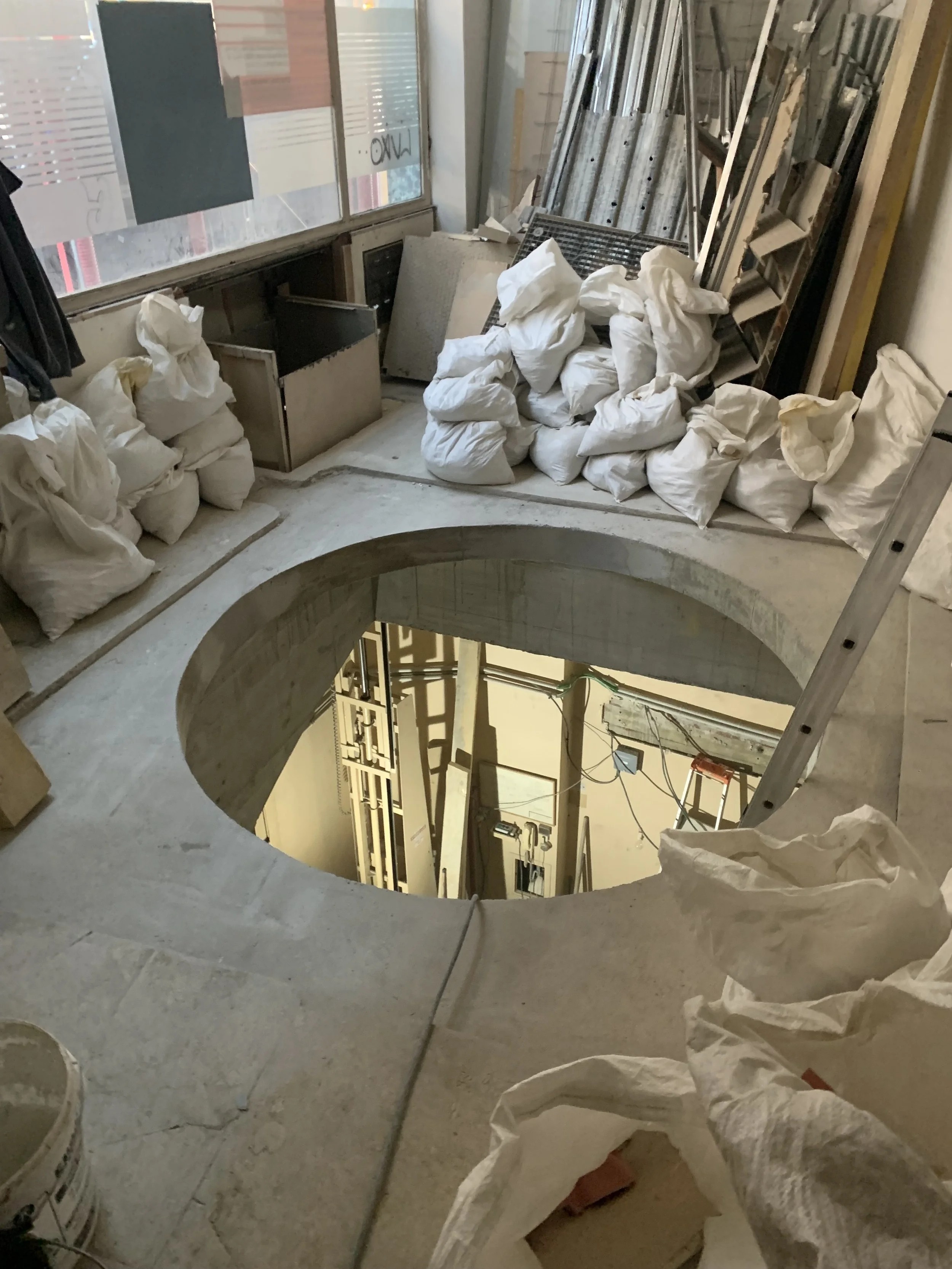Trémie en béton réalisée pour créer un stockage en sous-sol pour un local commercial à Paris 2e