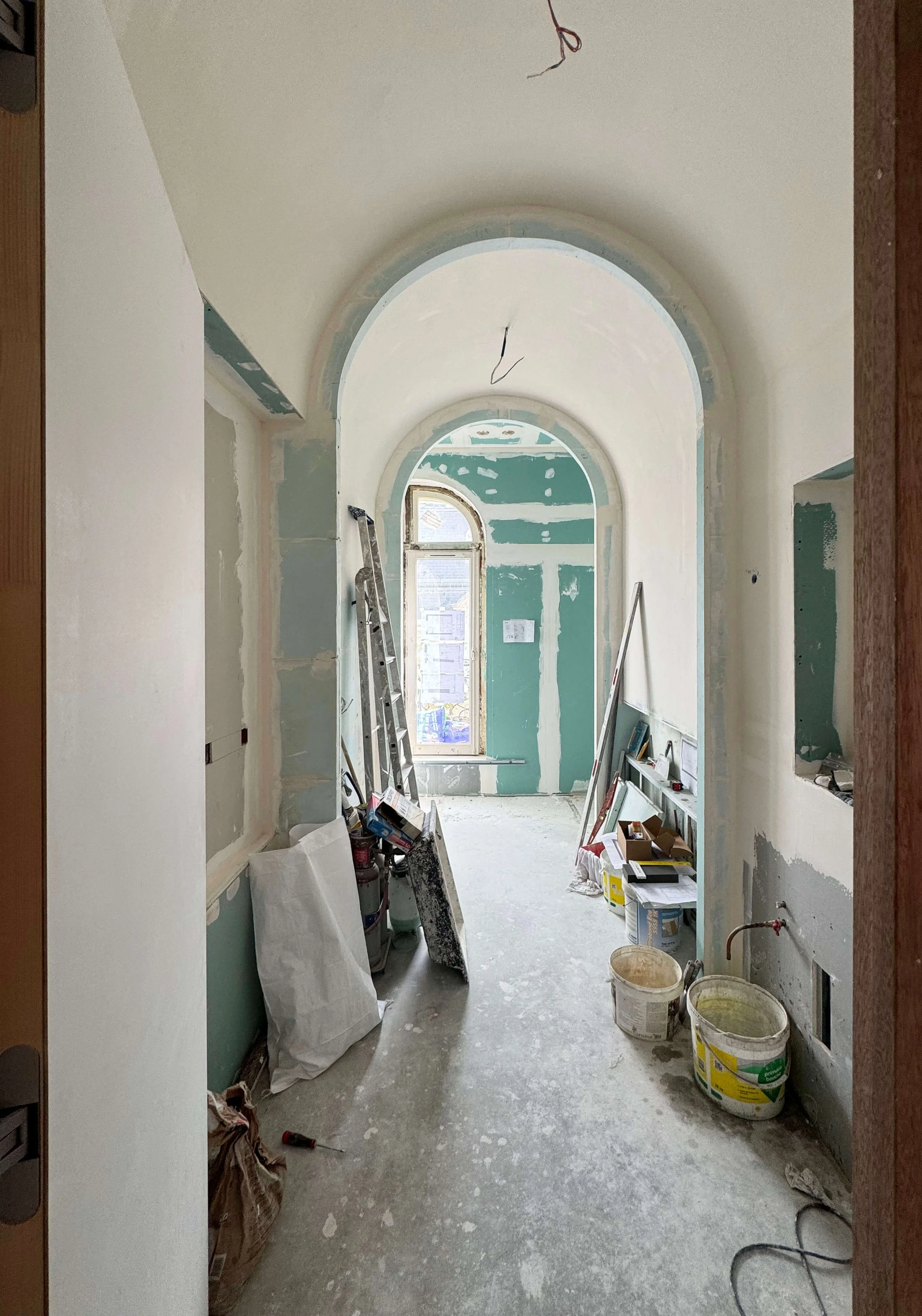 Passe d'enduit sur la voute et les murs d'une salle de bain pour des enfants à Paris 16