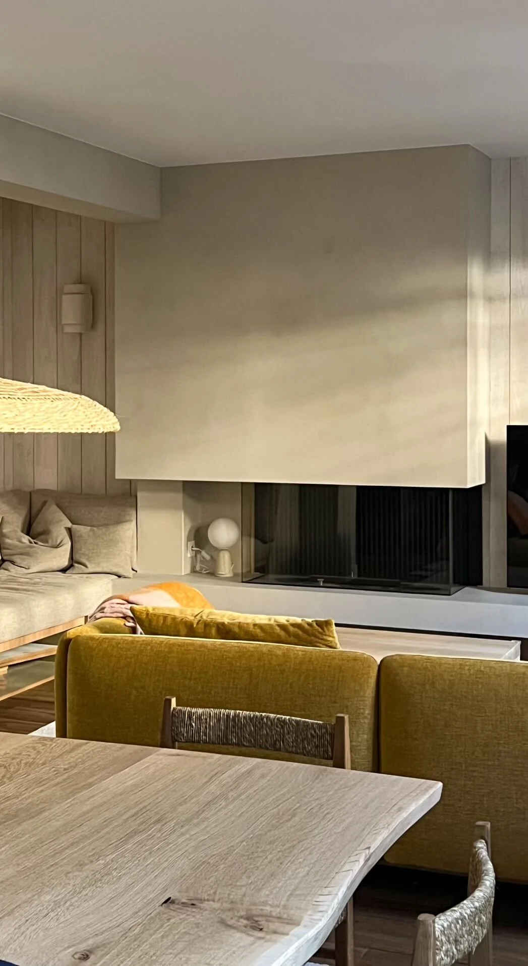 La cheminée au gaz du séjour de la maison de vacances à La Baule