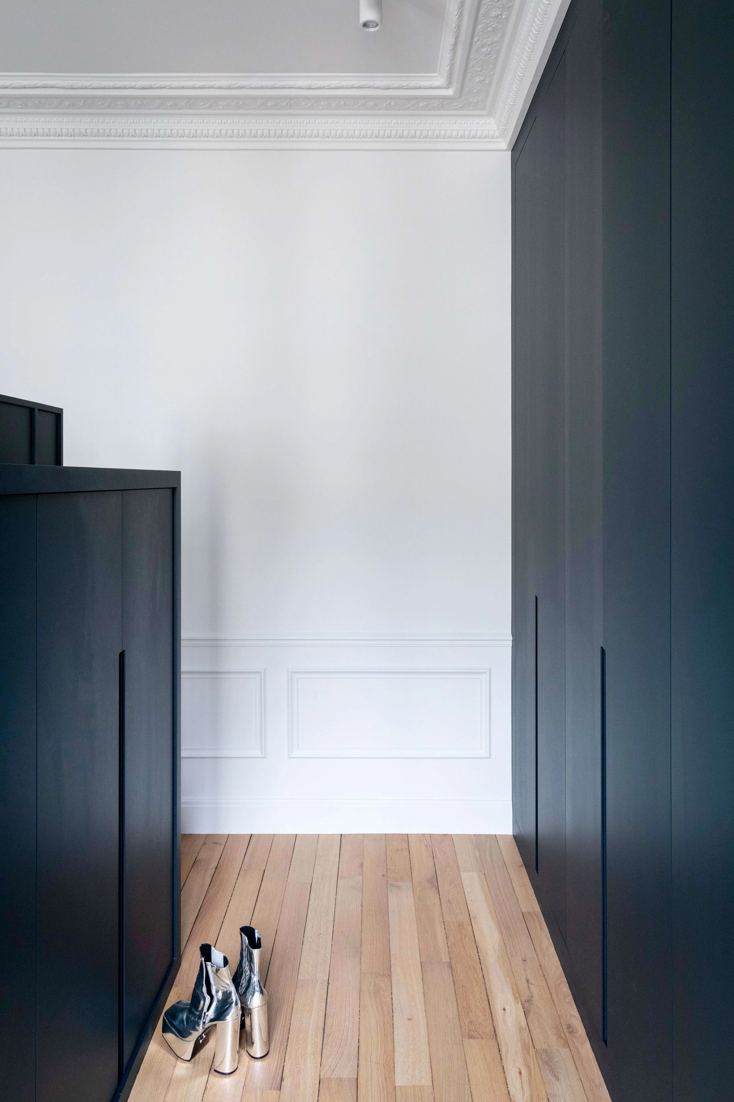 Dressing sur mesure bleu profond dans une chambre d’un appartement haussmannien à Paris 16