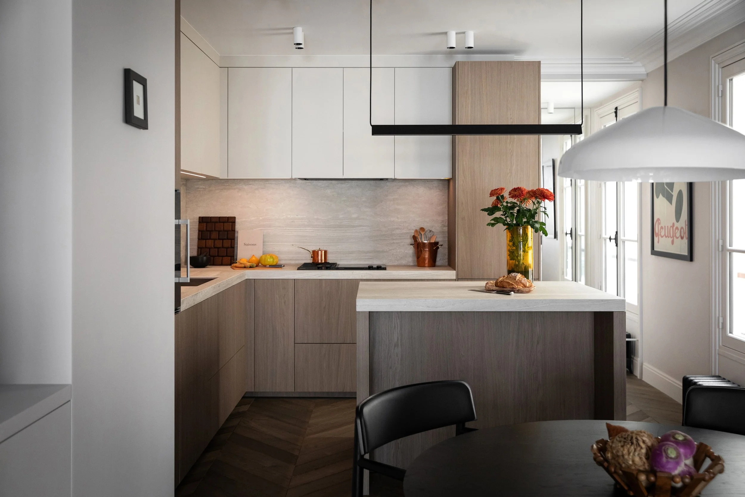 Cuisine et îlot sur mesure en bois et céramique effet pierre dans un appartement rénové du Marais à Paris 3