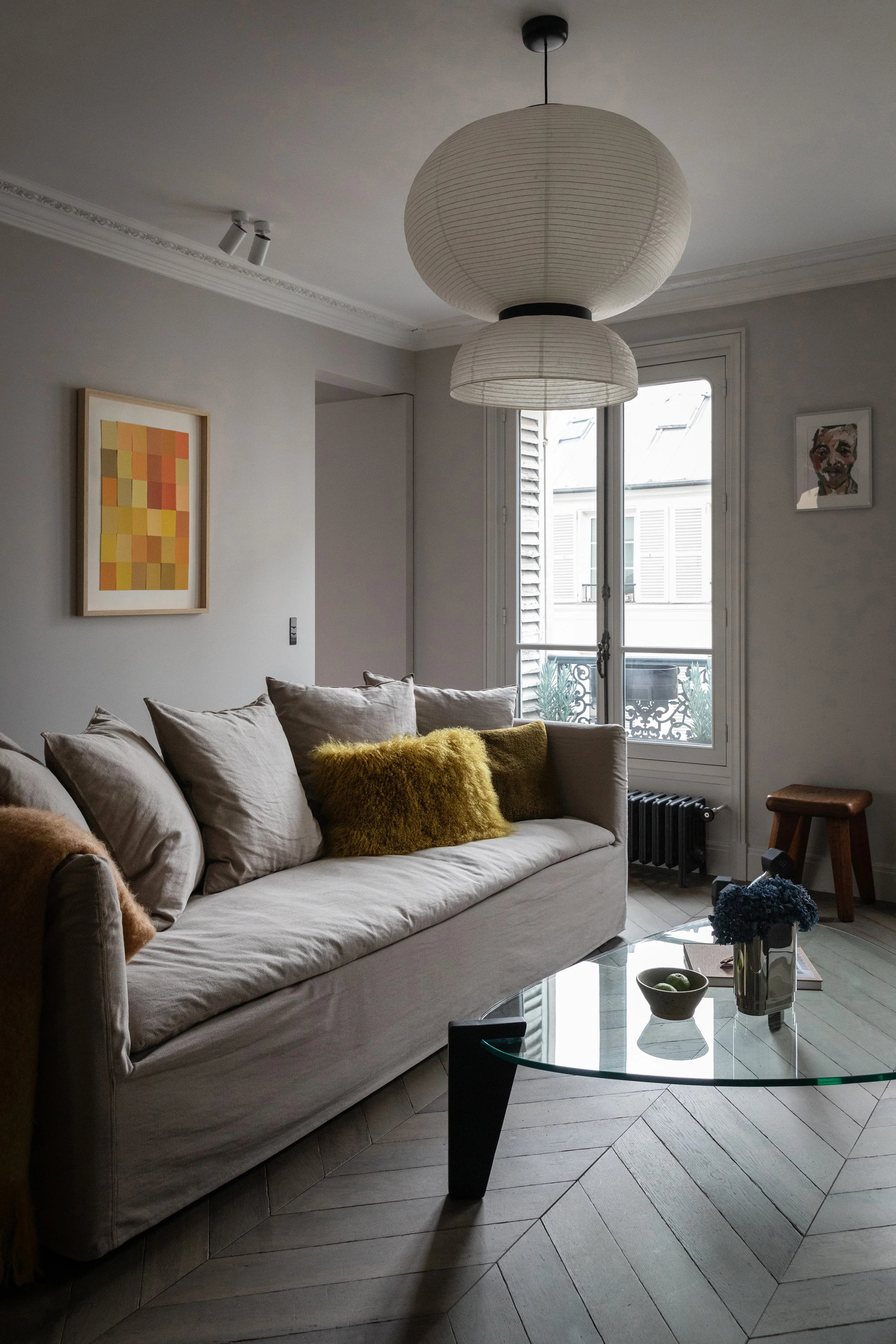 Salon lumineux avec parquet en point de Hongrie Arbony et moulures restaurées dans le Marais à Paris 3