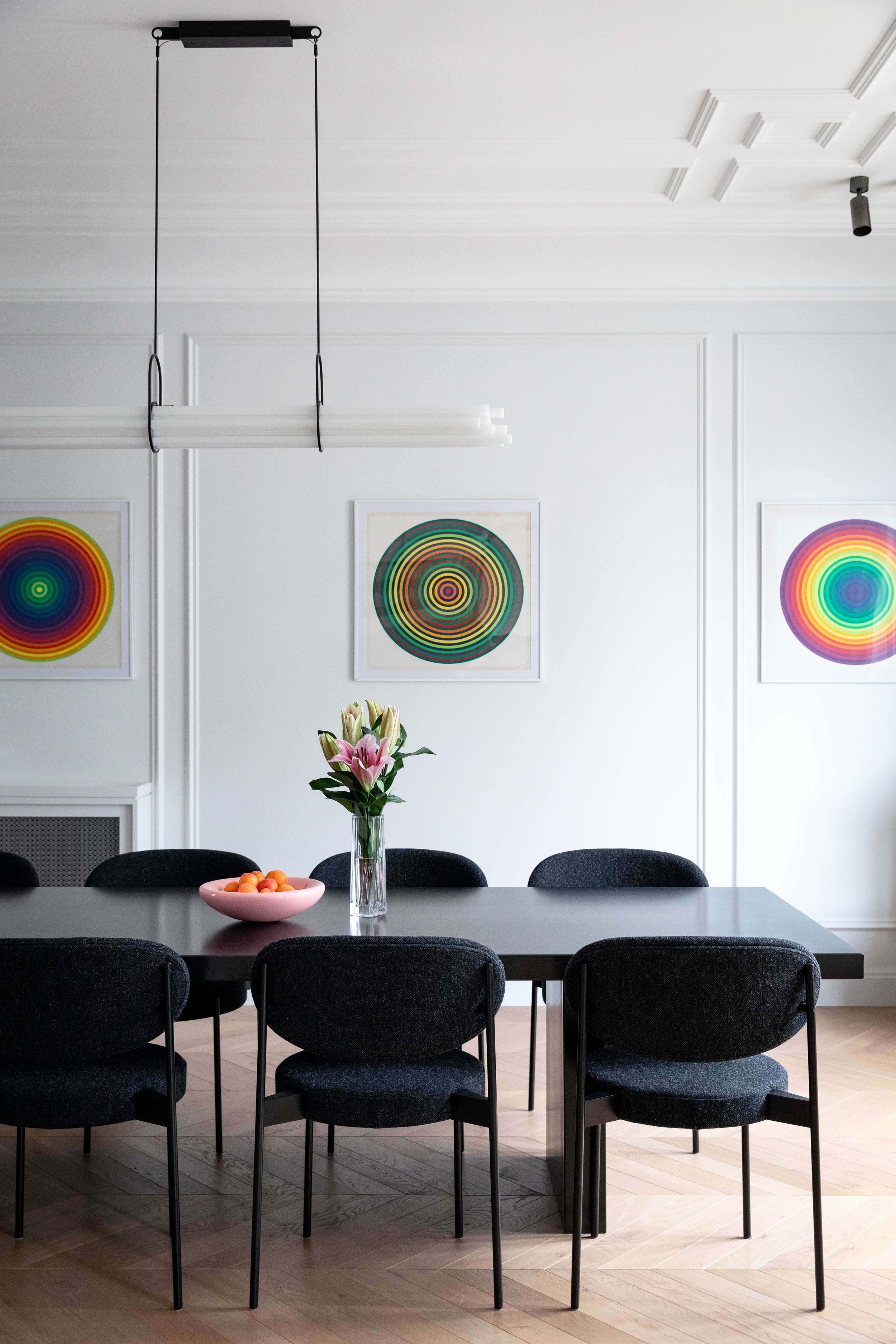 Salle à manger d’un appartement haussmannien rénové à Paris 16 avec parquet en point de Hongrie et œuvres d’art