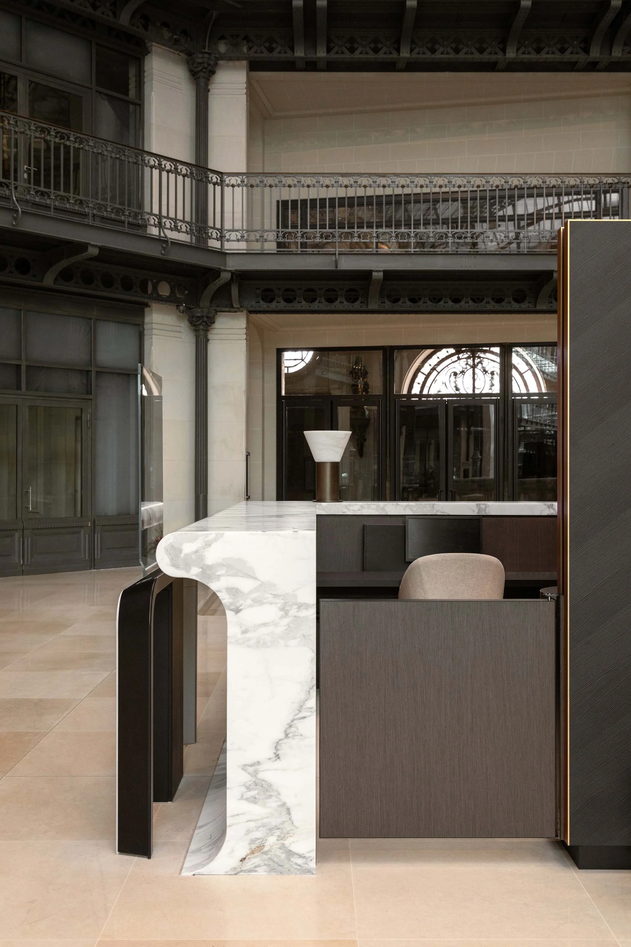Détail de la banque d’accueil en marbre et bois dans un immeuble tertiaire à Paris 2