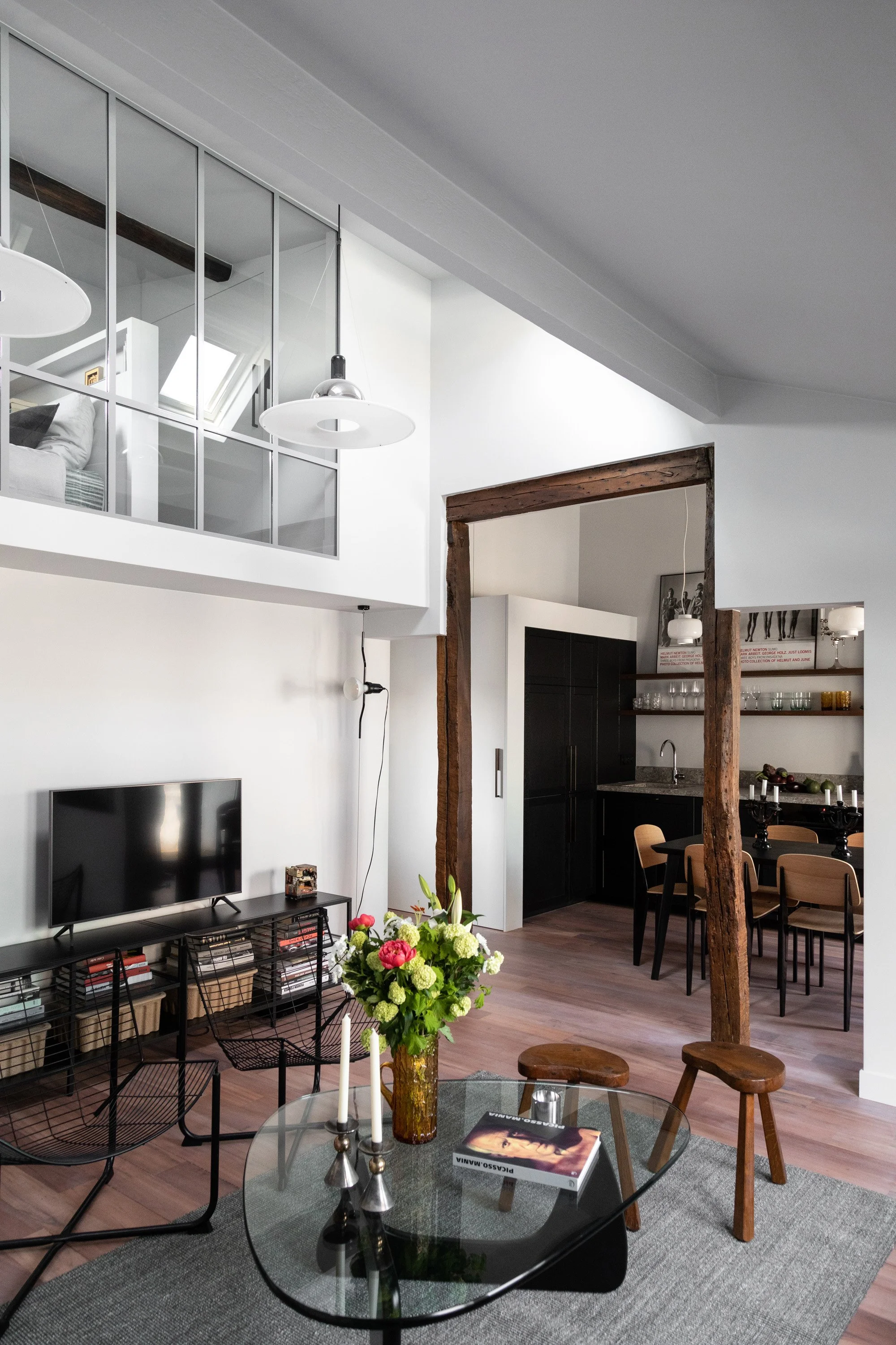 Salon ouvert sur la cuisine dans un appartement rénové du quartier Saint-Georges à Paris 9