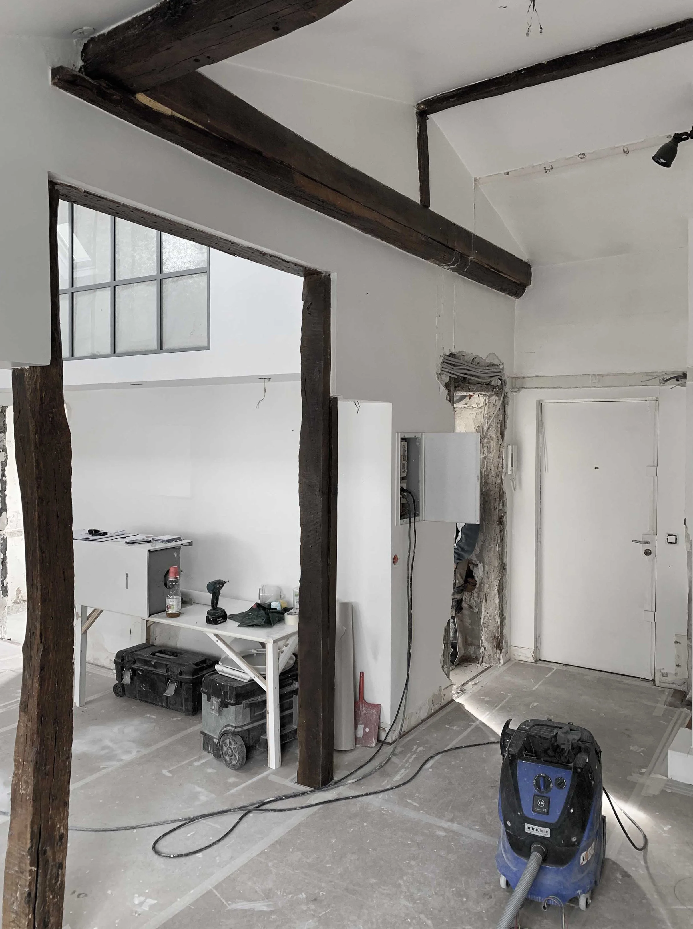 Chantier de reconfiguration d’un appartement sous les toits dans le quartier Saint-Georges