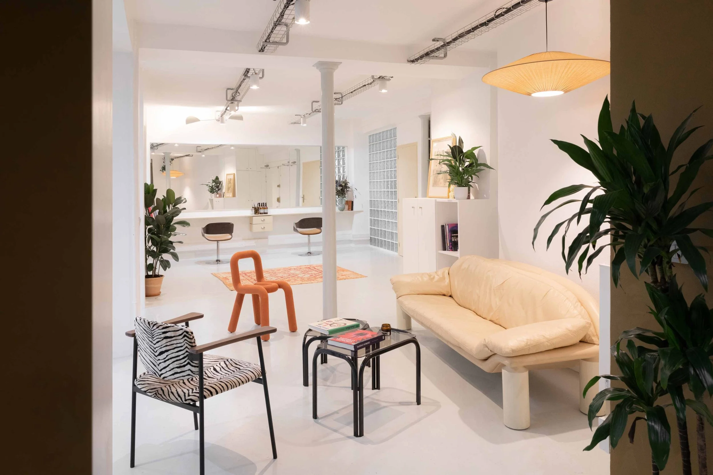 L'espace d'attente vue depuis la zone shampoing du salon de coiffure Maison Crinière à Paris 10