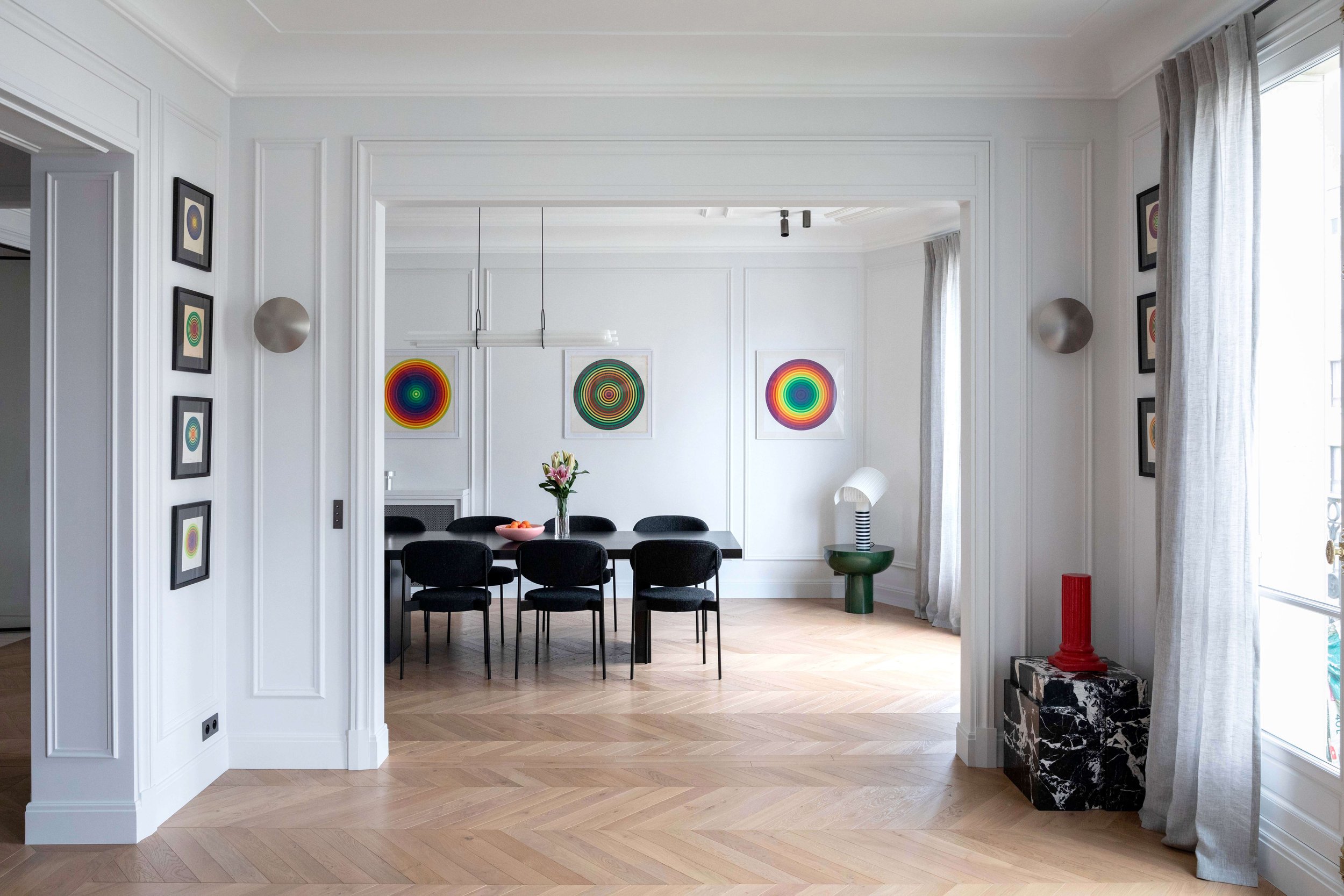 Séjour et salle à manger d’un appartement haussmannien rénové à Paris 16 avec moulures et parquet en point de Hongrie