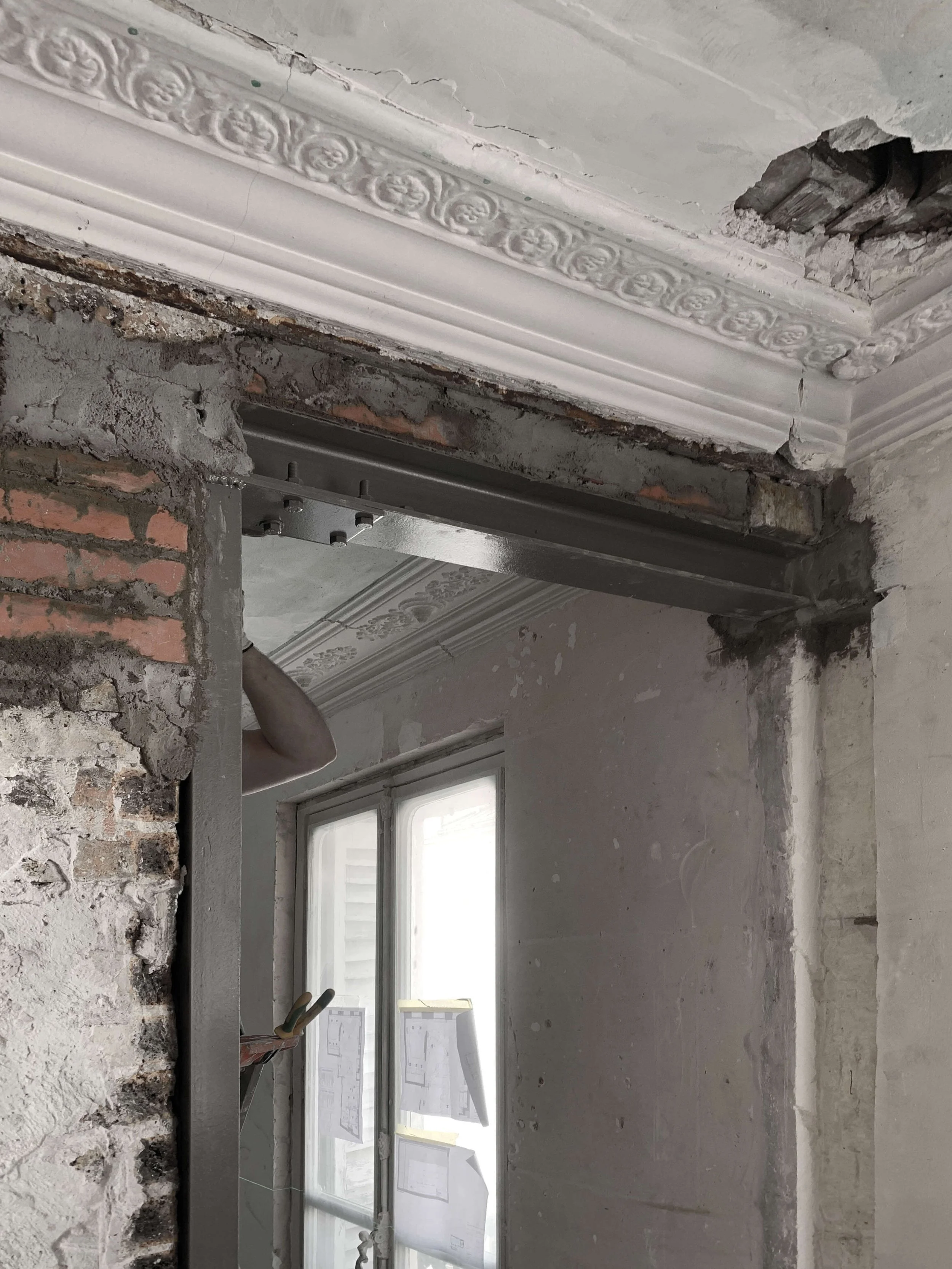 Restauration des moulures et du plafond d’origine pendant la rénovation d’un appartement à Paris 3