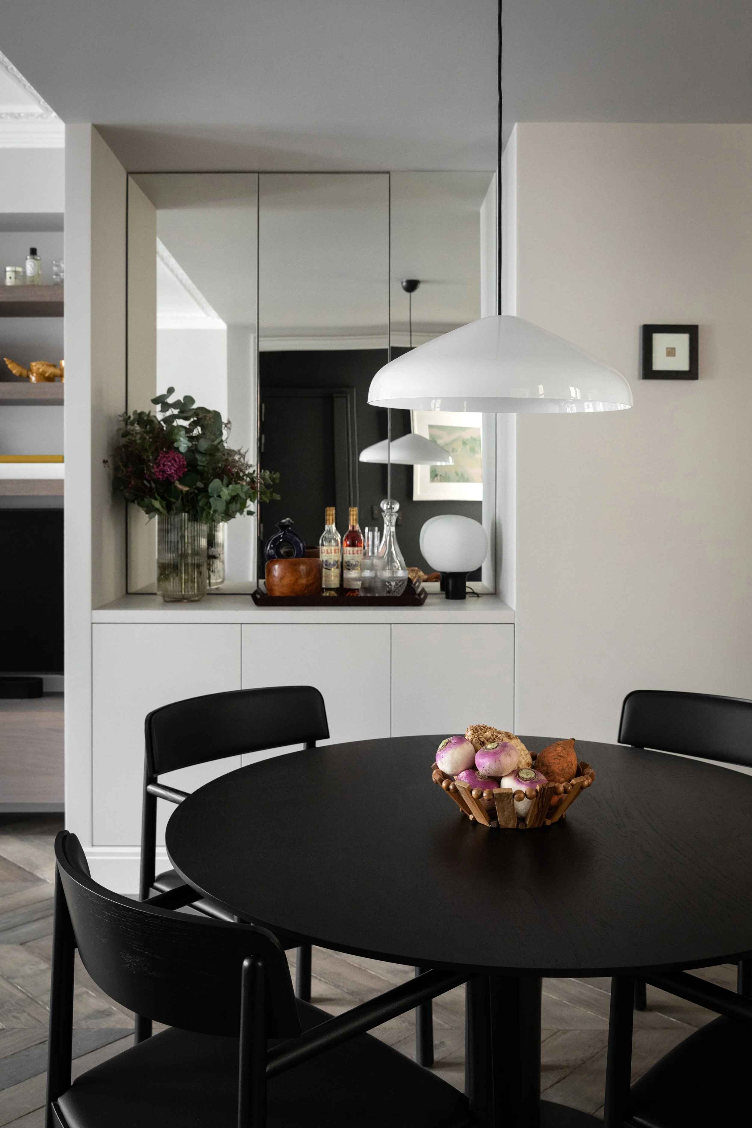 Salle à manger et bar sur mesure dans un appartement rénové du Marais à Paris 3