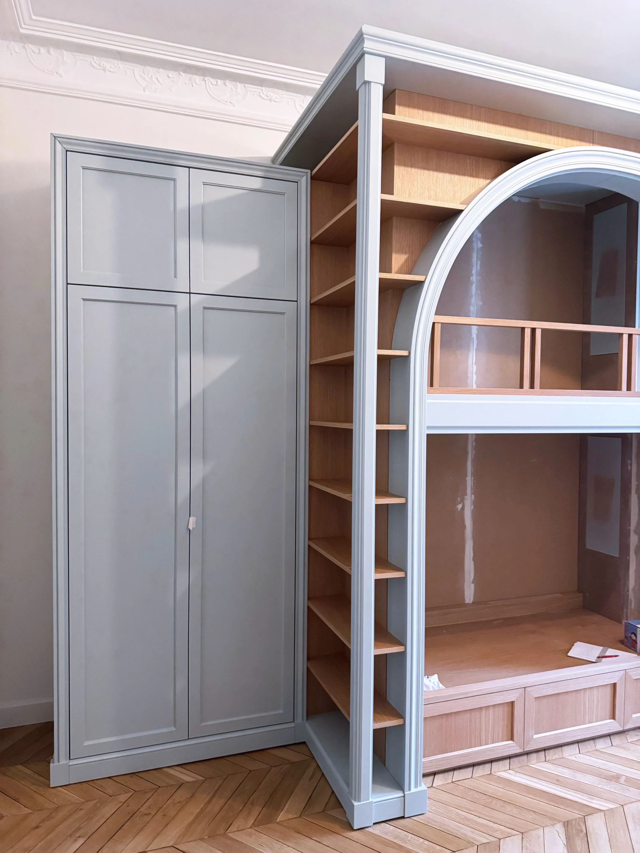 Pose d'un lit superposé sur mesure incluant des penderies et une bibliothèque