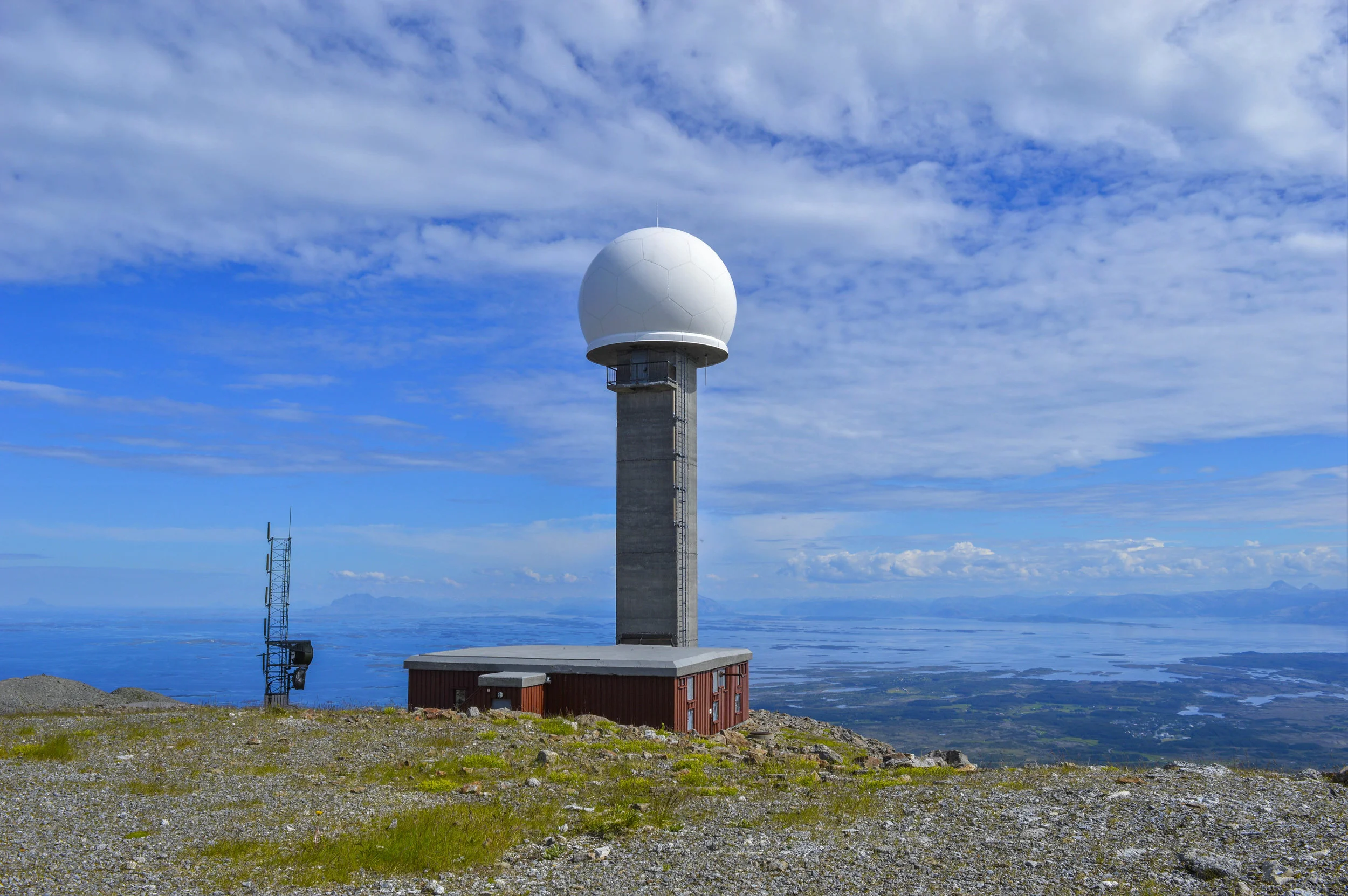 Gullsvågfjellet (725 moh) Vanskelighetsgrad: Krevende Tid: ca. 3 t. Startsted: Skilt til høyre, like før gondolbanen opp til Gullsvågfjellet. Før toppen av Gullvågfjellet, skilt til hytta Tindbu som er åpen for overnatting. Nøkkel ved hytta.