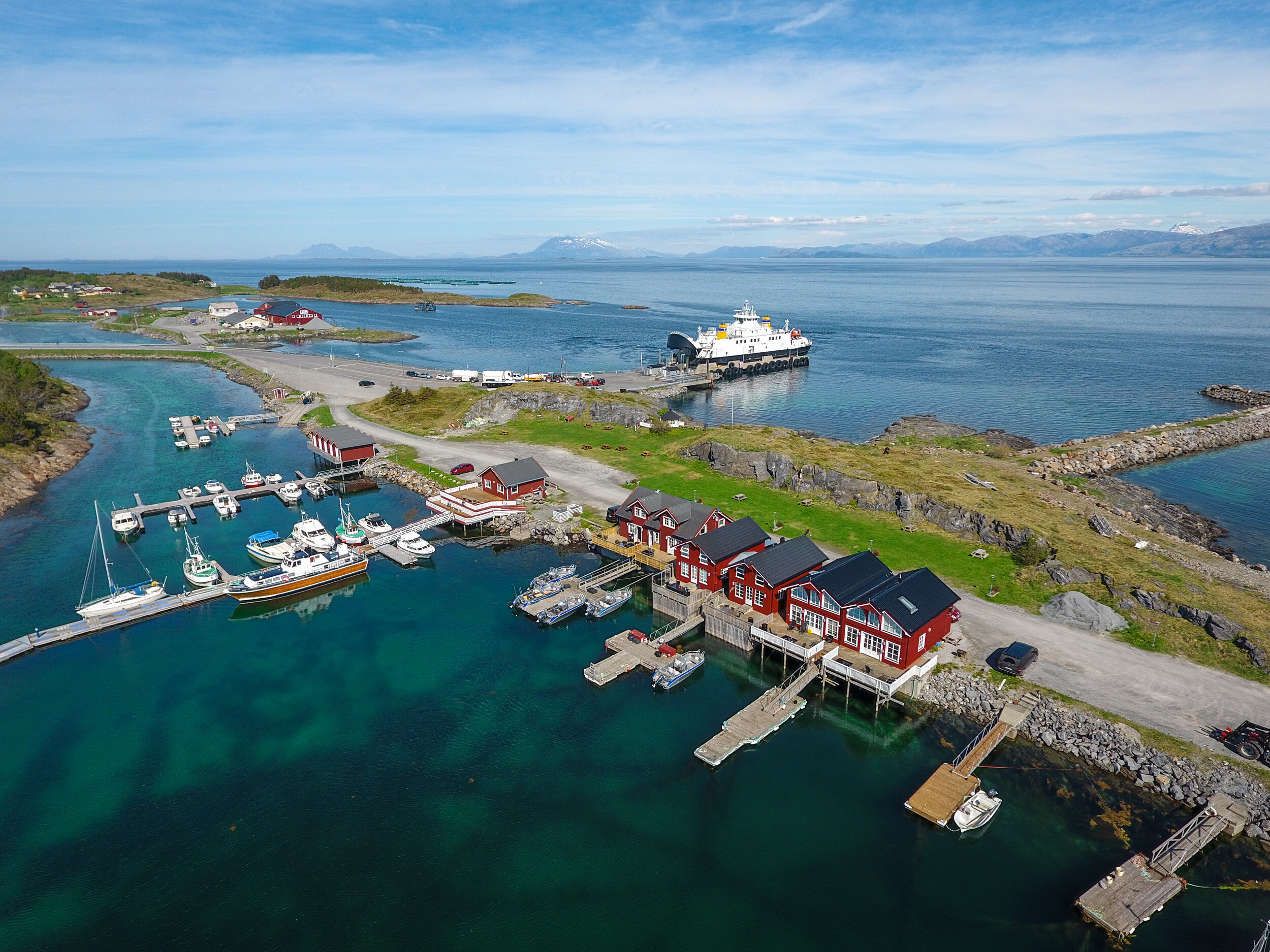 Igerøy Brygge med Igerøy ferjekai i bakgrunnen