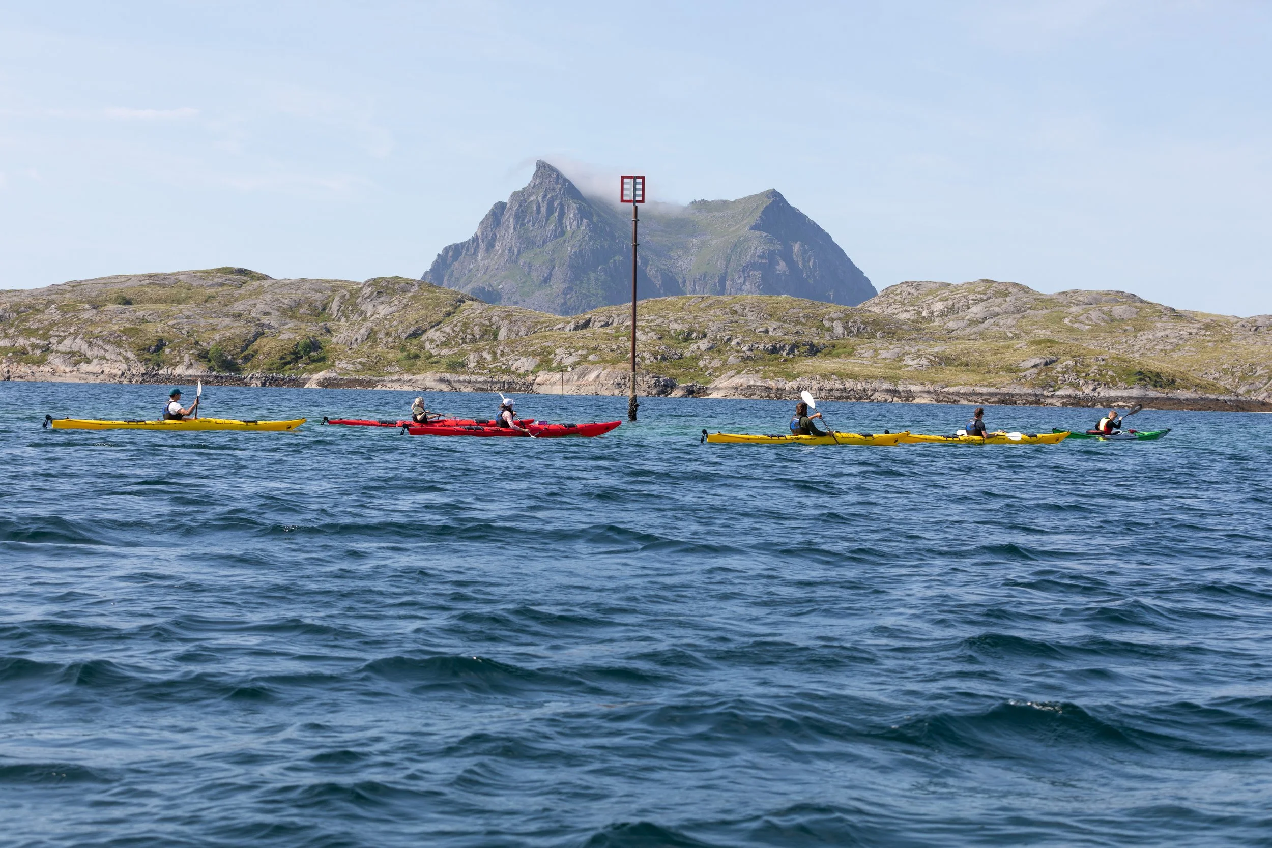 Padling med øya Søla i bakgrunnen