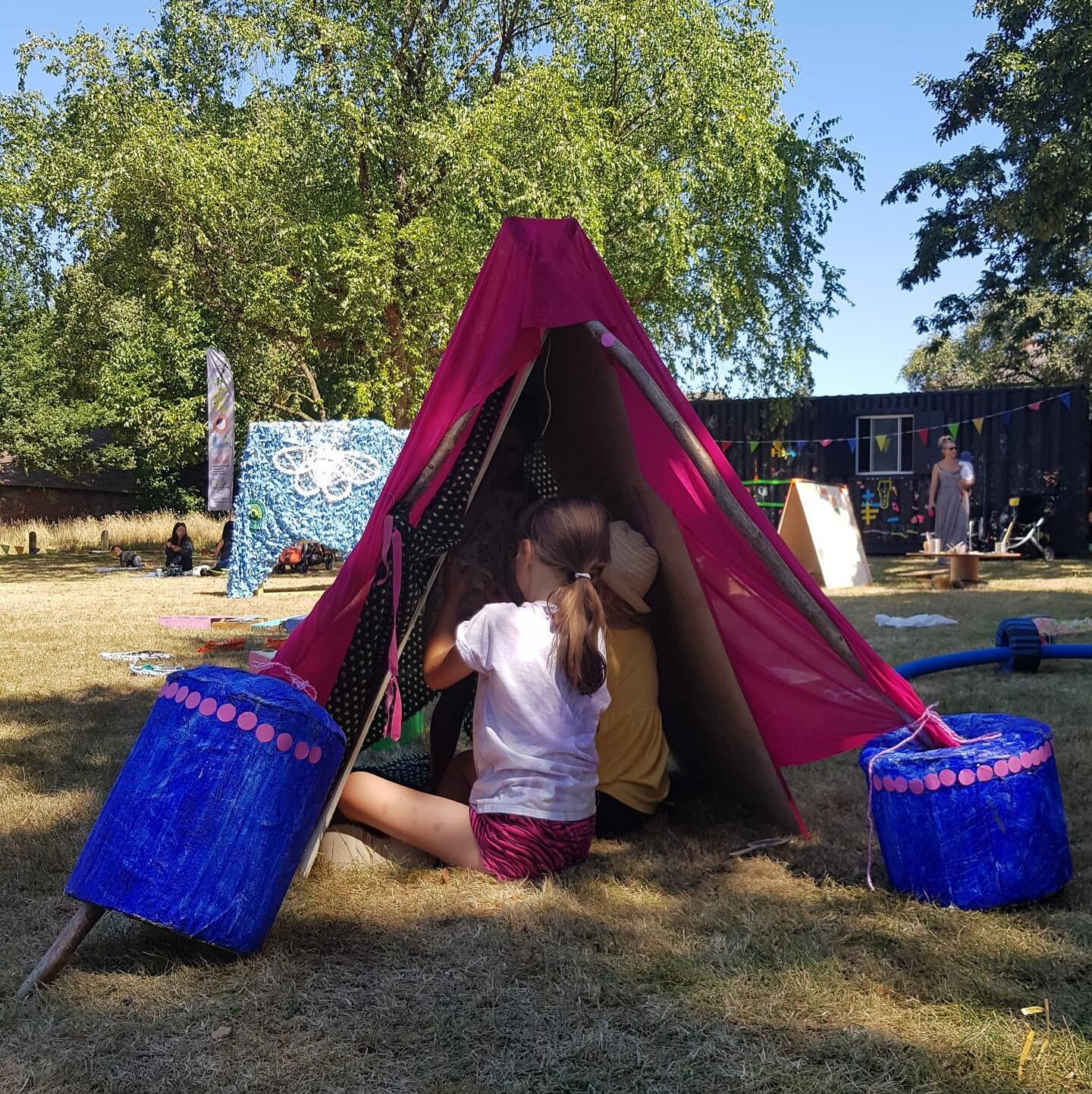 Dens, Fortresses, Castles etc ☀️
.
.
.
#gluecollective #spark #freeplay #artist #childledplay #creativeplay #loosearts #constructionplay #b2022festival #letsgoout #summerofplay