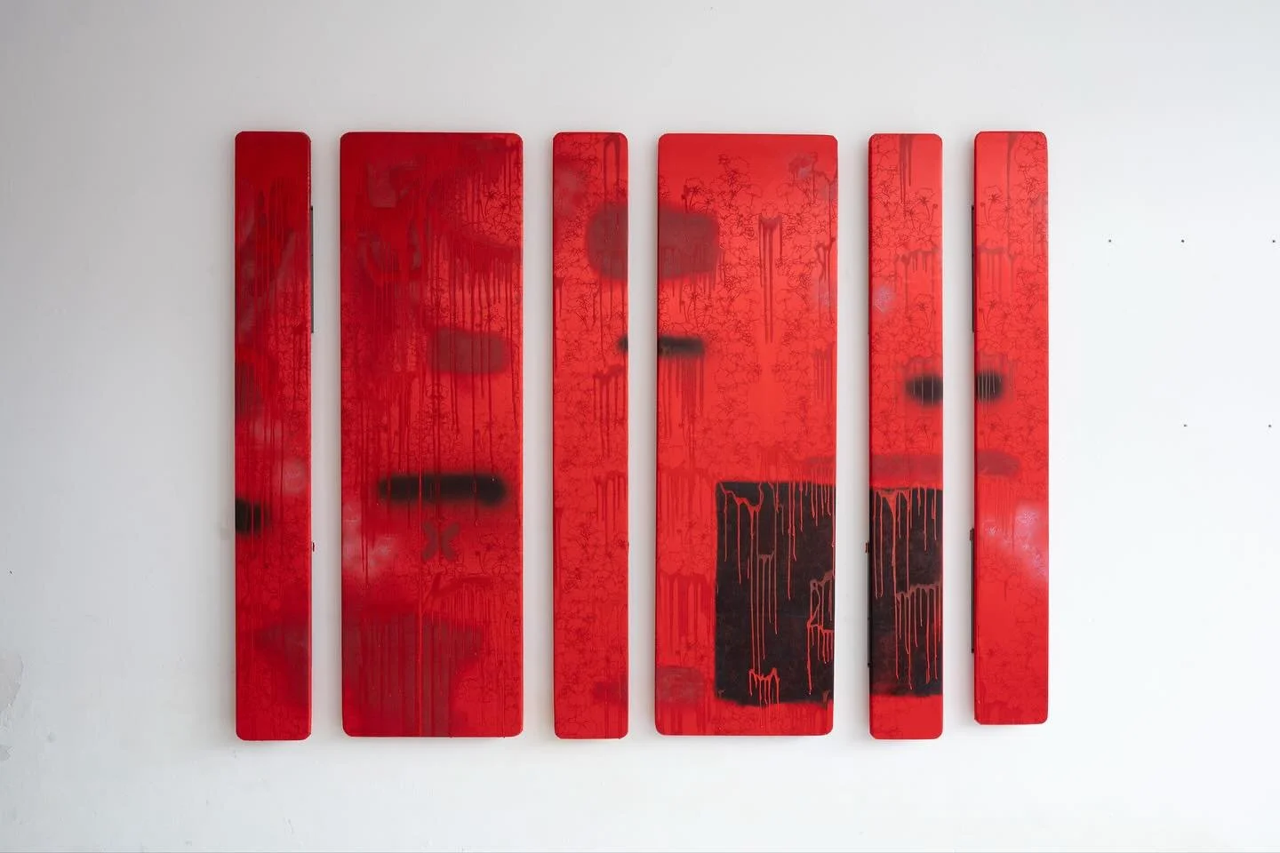 Ich Sehe Rot Installation by Manon Malan, 3rd edition

In the Be Nice exhibition event, Manon Malan displayed hand printed kitchen towels, oversized trash bags, lip gloss, and geranium flowers as a recurrent symbol referring to women&rsquo;s domestic