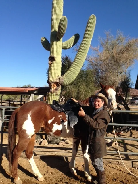 COLIN SUCCESSFULLY FITTING A SADDLE IN SCOTTSDALE, ARIZONA. HE SAYS: "THERE IS NO MAGIC TO FITTING SADDLES. IT IS ALL ABOUT EVEN PRESSURE, WHICH MEANS THE SADDLE MUST SIT LEVEL. THAT SAID, THERE IS QUITE A BIT OF MAGIC TO MAKING CHANGES THAT RESULT IN PERFECTION. MY OVERNIGHT SUCCESS ONLY TOOK ME HALF A CENTURY!!!"