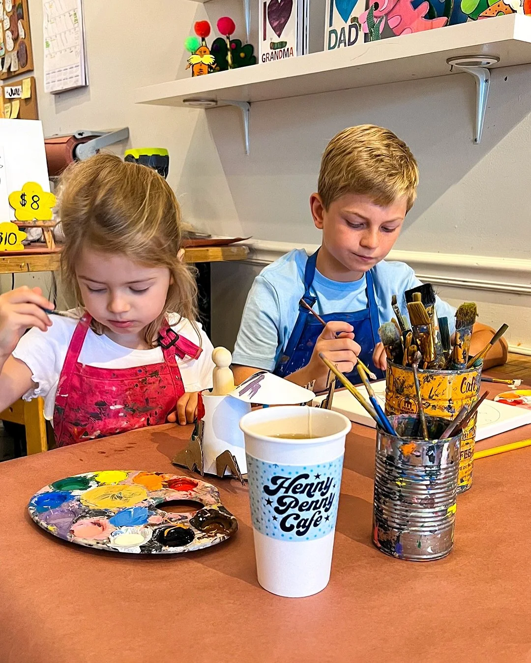☕️ 🎨 Looking for your next stop on your family adventure? Every week there is a new craft! Stop by and get your creativity flowing! @thetravelsquadfamily 

 

#SavannahArt #CreativeCafe #hennypenny #artsandcrafts #savannahga #starland #artspace #veg