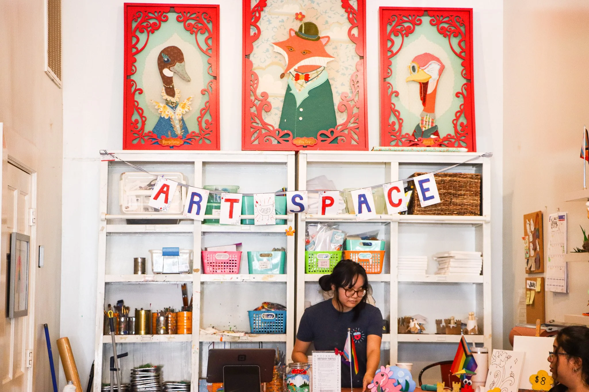 Let the little ones' imaginations run wild in our kid-friendly art space! 🎨🖍️ A perfect spot for creative play while adults enjoy a coffee break and relax. 

#savannaheats #artandcoffee #hennypenny #artsandcrafts #savannahga #starland #artspace #ve