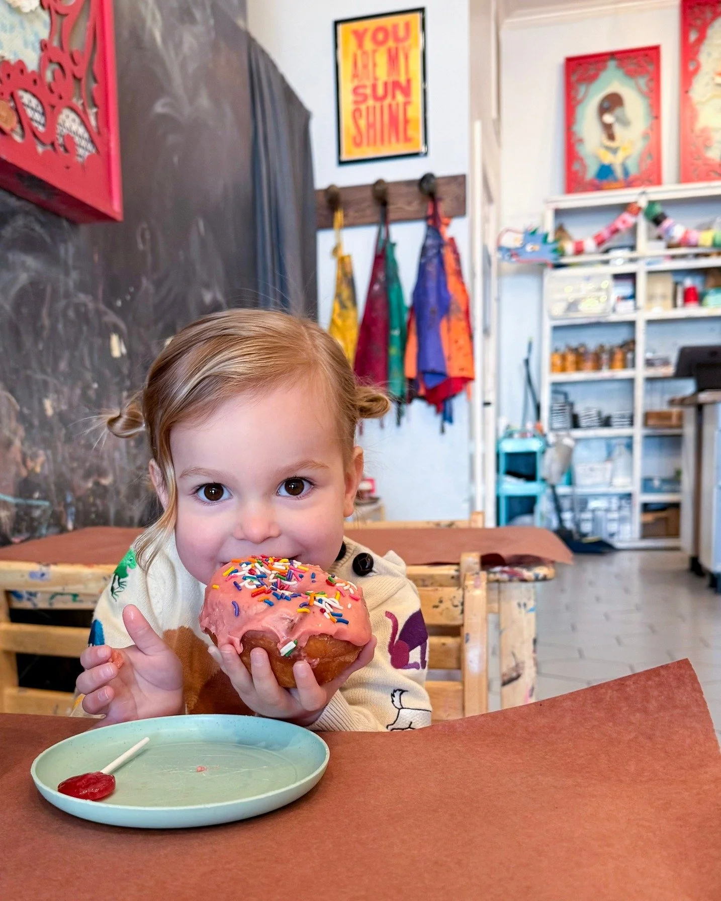 Delicious treats for the whole family. 🍩💛
Stop in for coffee, pastries, and sweet moments &mdash; just like this sprinkled donut smile.

#HennyPennyCafe #FamilyFriendlyCafe #SavannahEats #KidsWelcome #SprinkleDonutLove #CoffeeAndTreats #912Eats #Sa