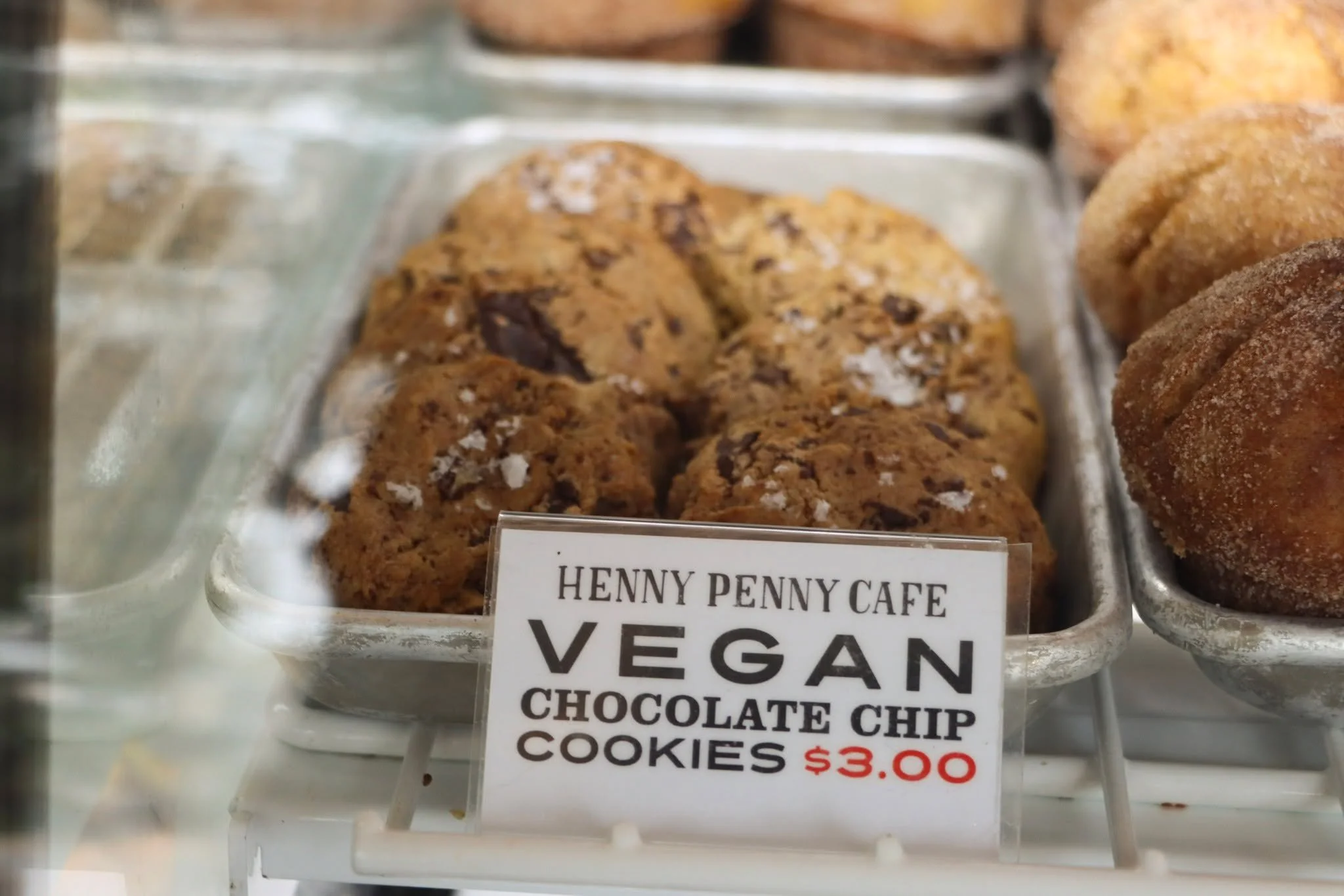 Vegan friends, this one&rsquo;s for you 🌱🍪

We&rsquo;ve got incredible vegan donuts, cookies, and other freshly baked vegan options waiting for you.

Stop by today and see what delicious treats came out of the oven!

#VeganSavannah #HennyPennyCafe 